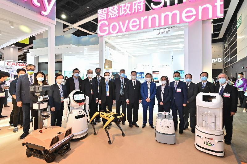 The Secretary for Innovation and Technology, Mr Alfred Sit (seventh right), joins a group photo with Deputy Executive Director of the Hong Kong Trade Development Council Mr Benjamin Chau (sixth right); the Chairman of the Hong Kong Electronic & Technologies Association, Mr Victor Choi (centre); and the Government Chief Information Officer, Mr Victor Lam (seventh left), at the Smart Government Pavilion at the International ICT Expo today (October 27).
