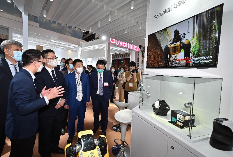 The Secretary for Innovation and Technology, Mr Alfred Sit (third left), watches demonstration on the Robotic Dog for Landslide Inspection used by the Geotechnical Engineering Office of the Civil Engineering and Development Department during his visit to the Smart Government Pavilion at the International ICT Expo today (October 27).