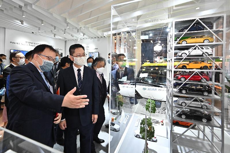 The Secretary for Innovation and Technology, Mr Alfred Sit (second left), visits the Smart Government Pavilion at the International ICT Expo today (October 27) and is briefed on Automated Parking System used by the Transport Department.