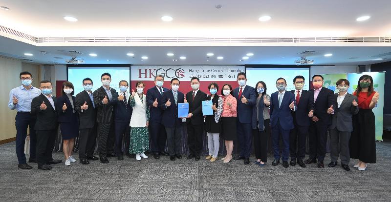 The Secretary for Innovation and Technology, Mr Alfred Sit (centre), is pictured with representatives of the Hong Kong General Chamber of Commerce during a briefing session on "The Chief Executive's 2021 Policy Address" today (October 28).