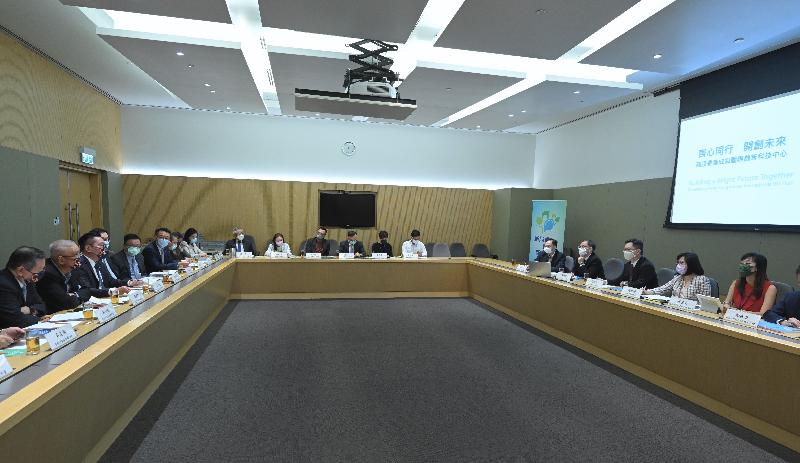 The Secretary for Innovation and Technology, Mr Alfred Sit (third right); the Under Secretary for Innovation and Technology, Dr David Chung (fourth right); and the Commissioner for Innovation and Technology, Ms Rebecca Pun (second right), today (October 28) meet with representatives of the Chinese Manufacturers' Association of Hong Kong to exchange views and gauge their opinions on the innovation and technology initiatives outlined in "The Chief Executive's 2021 Policy Address".