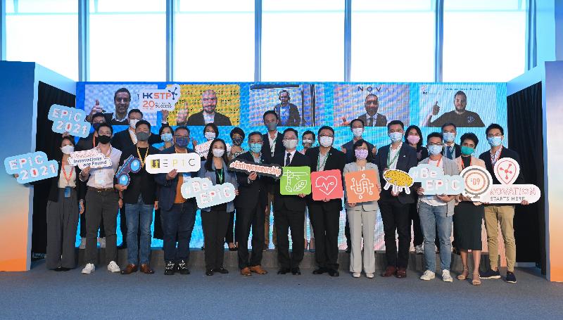 The Secretary for Innovation and Technology, Mr Alfred Sit (front row, centre); the Commissioner for Innovation and Technology, Ms Rebecca Pun (front row, fifth right); the Chairman of the Board of Directors of the Hong Kong Science and Technology Parks Corporation (HKSTPC), Dr Sunny Chai (front row, sixth right); and the Chief Executive Officer of the HKSTPC, Mr Albert Wong (front row, sixth left), join the top 10 finalists and other guests for a group photo at the Elevator Pitch Competition 2021 today (November 5).