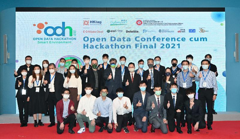 The Secretary for Innovation and Technology, Mr Alfred Sit (second row, fifth right), is pictured with Founder of the Hong Kong Technology Advancement Group Mr Eddie Cheung (second row, fifth left); Founder of the Hong Kong Technology Advancement Group Ms Sandra Leung (second row, third right); Assistant Government Chief Information Officer Mr Donald Mak (second row, fourth right); the Chief Executive Officer of the Hong Kong Cyberport Management Company Limited, Mr Peter Yan (second row, centre); and the contestants at the Open Data Conference cum Hackathon Final 2021 today (November 15).