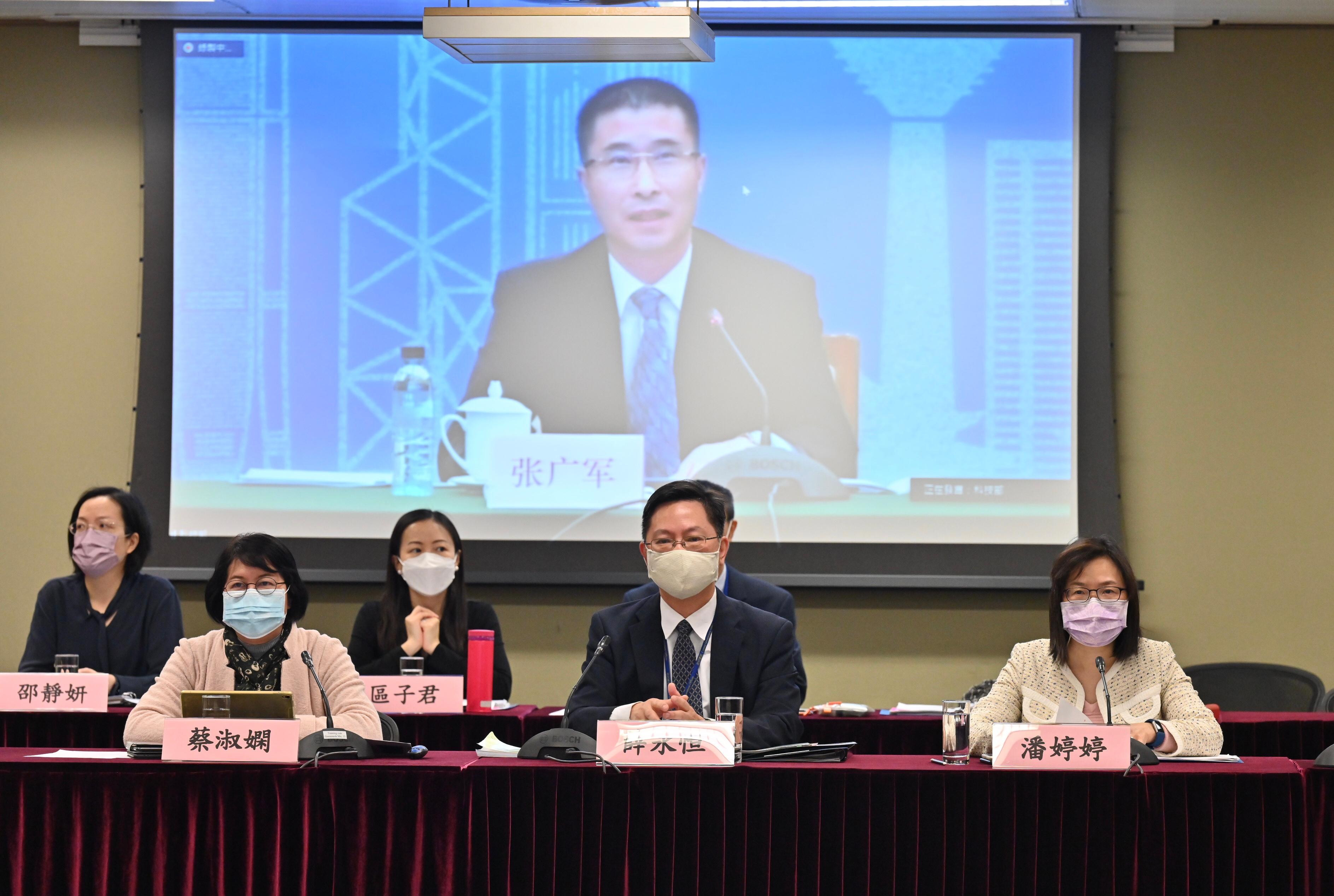 The Secretary for Innovation and Technology, Mr Alfred Sit (first row, centre), and Vice Minister of Science and Technology Professor Zhang Guangjun co-chair the 15th meeting of the Mainland/Hong Kong Science and Technology Co-operation Committee via video conferencing today (December 2). Also joining the meeting are the Permanent Secretary for Innovation and Technology, Ms Annie Choi (front row, left), and the Commissioner for Innovation and Technology, Ms Rebecca Pun (front row, right).
                        
