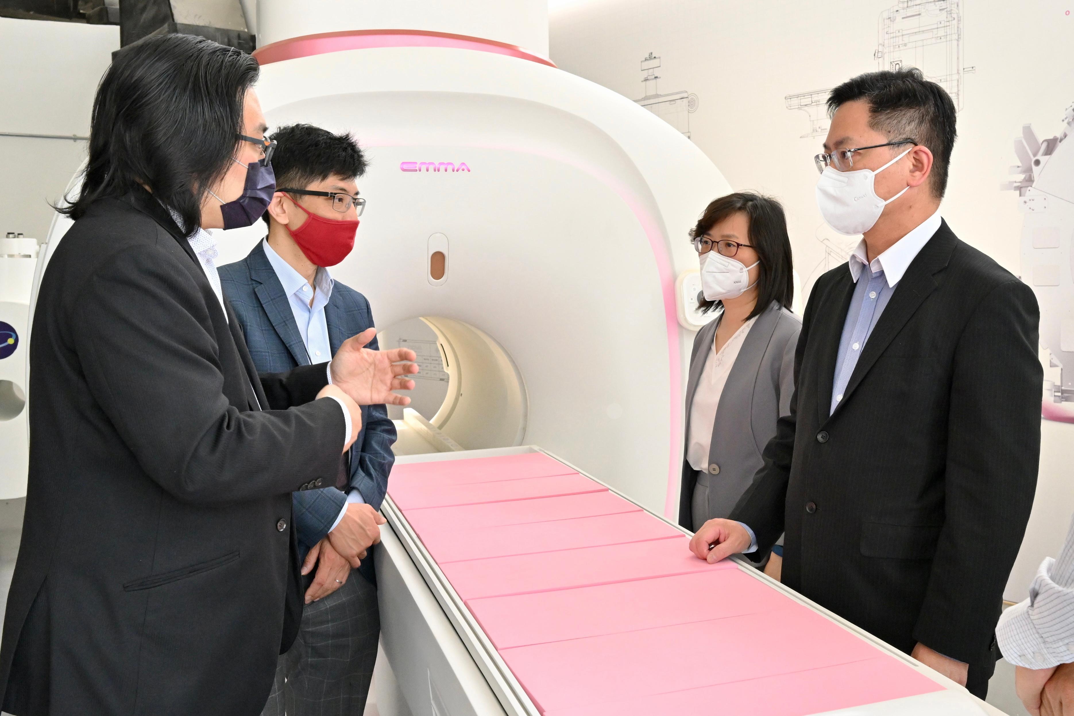 The Secretary for Innovation and Technology, Mr Alfred Sit (first right), together with the Commissioner for Innovation and Technology, Ms Rebecca Pun (second right), today (May 5) visit the MARS Centre at Tai Po InnoPark and see for themselves a breast magnetic resonance imaging system developed by an enterprise.