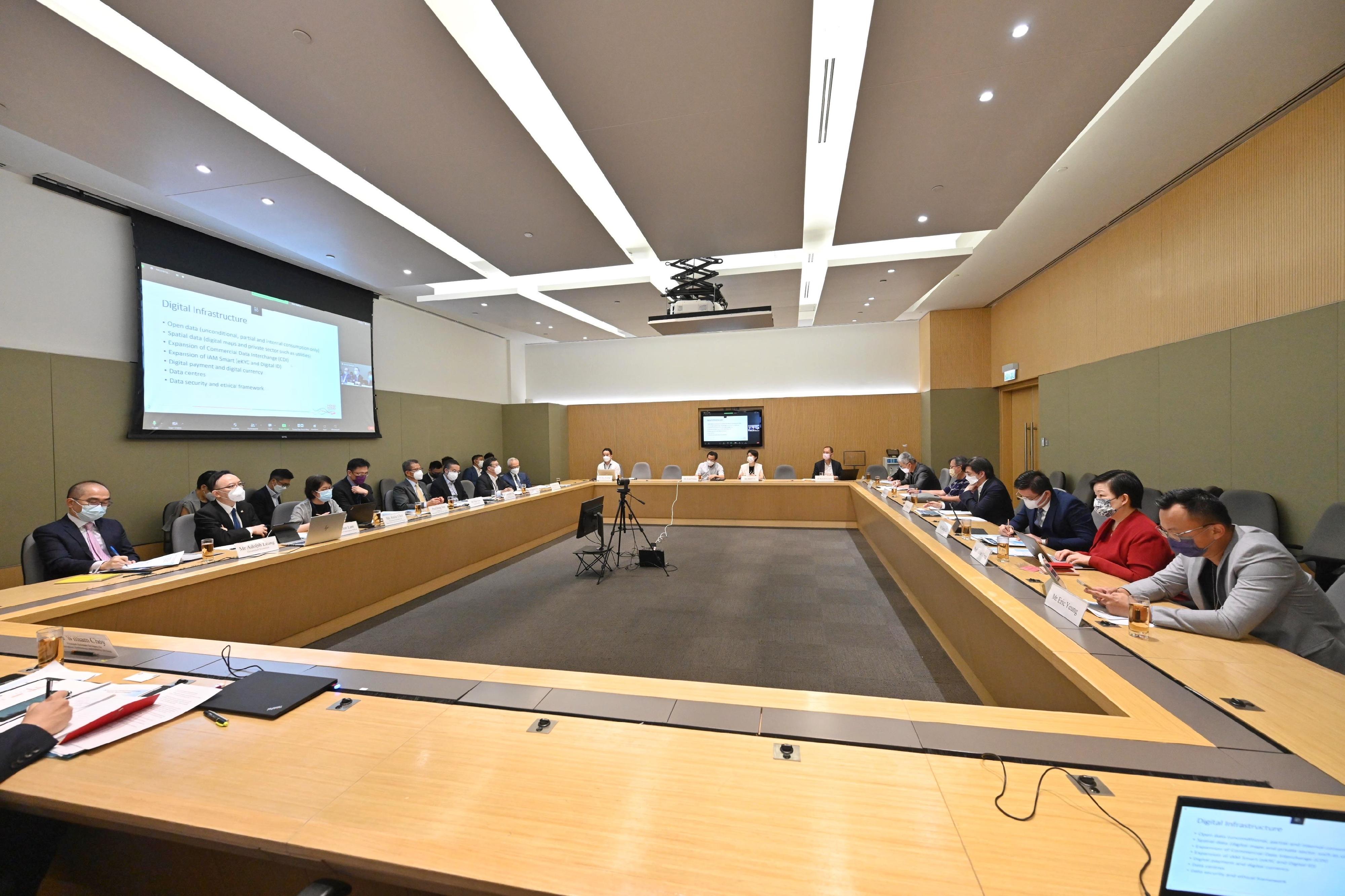 財政司司長陳茂波（左五）今日（七月十一日）主持數字化經濟發展委員會第一次會議。