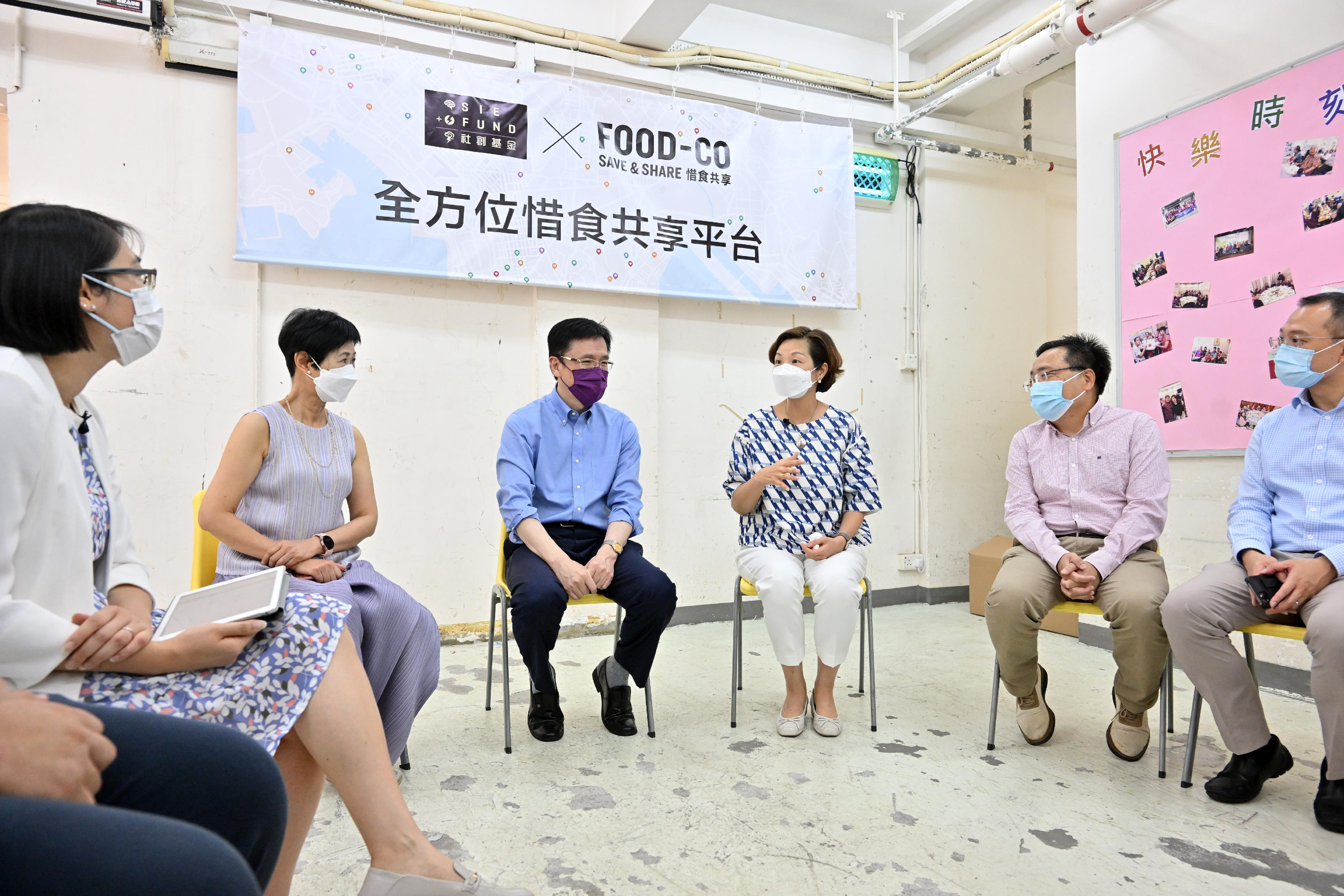 創新科技及工業局局長孫東教授今日（九月九日）探訪社會創新及創業發展基金（社創基金）食物援助旗艦項目FOOD-CO的協創機構聖雅各福群會慈惠軒。圖示孫東教授（左三）聽取聖雅各福群會總幹事李玉芝（右三）介紹食物援助計劃的最新運作情況。旁為效率專員李國彬（右二）、社創基金專責小組主席李正儀博士（左二）和社創基金專責小組副主席繆志仁（右一）。