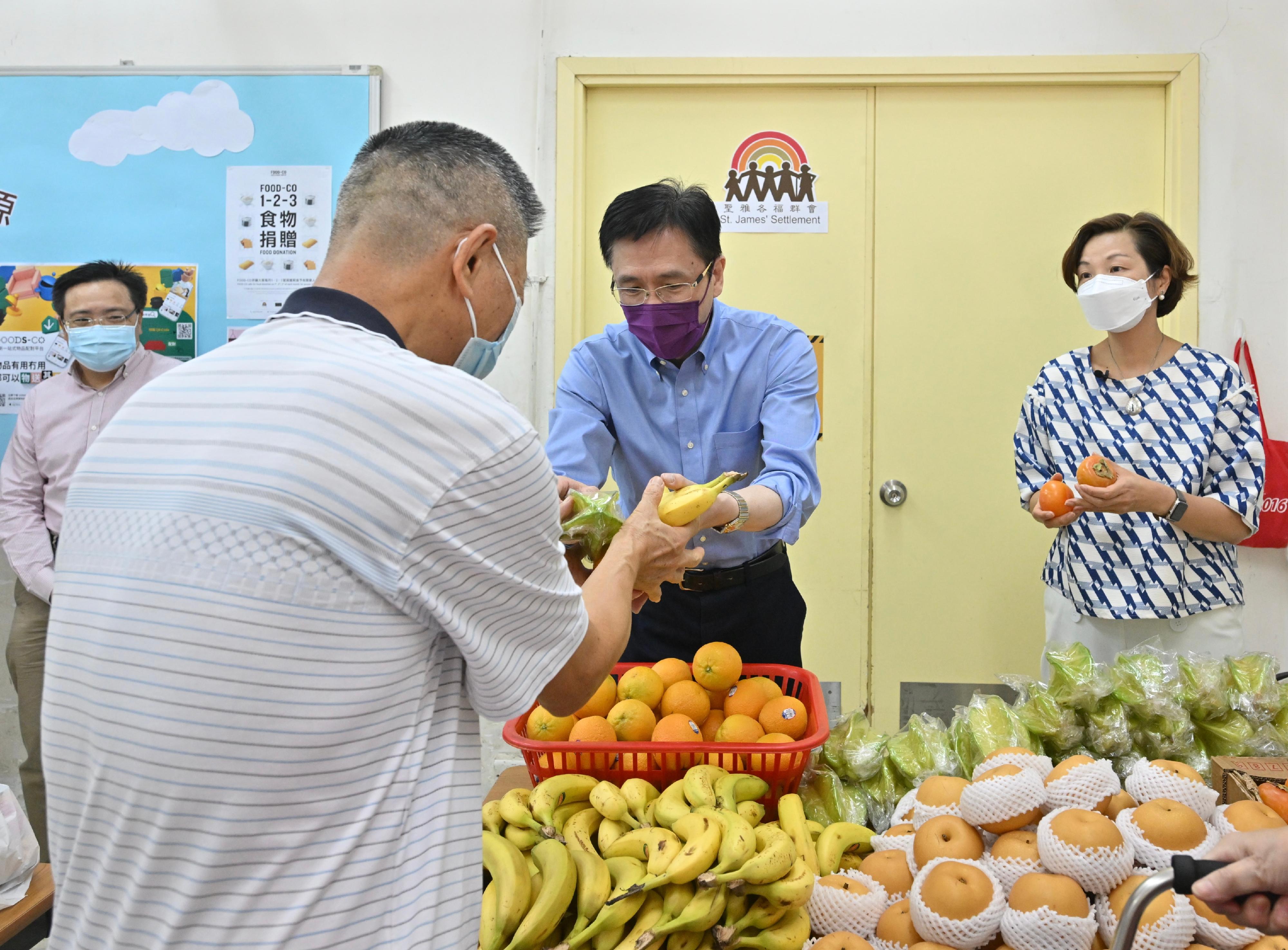 創新科技及工業局局長孫東教授（右二）今日（九月九日）中秋節的前一天在聖雅各福群會慈惠軒向基層家庭派發水果，為他們加添節日溫暖。