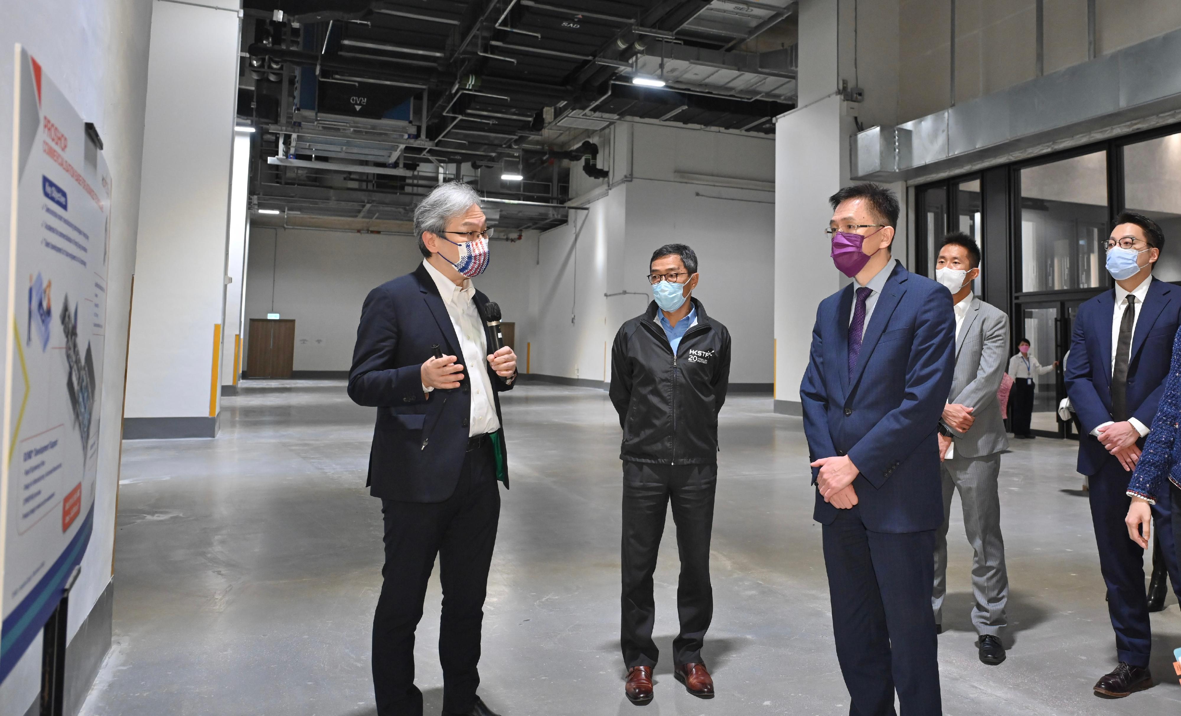 創新科技及工業局局長孫東教授（中）今日（十二月一日）視察位於將軍澳創新園的先進製造業中心，了解中心的最新動向。圖示孫東教授聽取可供企業進行原型試作和小批量裝配生產的共用平台ProShop的介紹。
