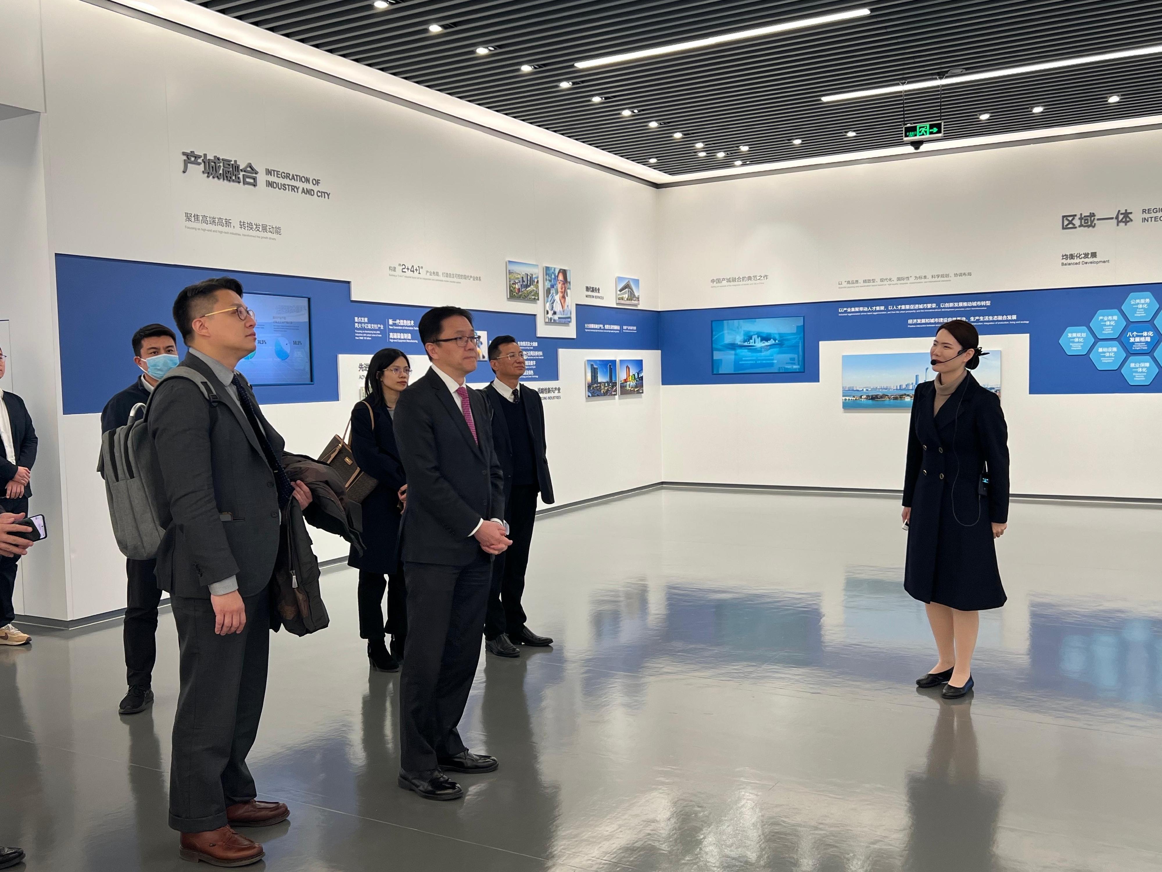 創新科技及工業局局長孫東教授（右三）今日（一月十三日）參觀蘇州工業園區展示中心，了解該高科技園區的建設和發展情況。