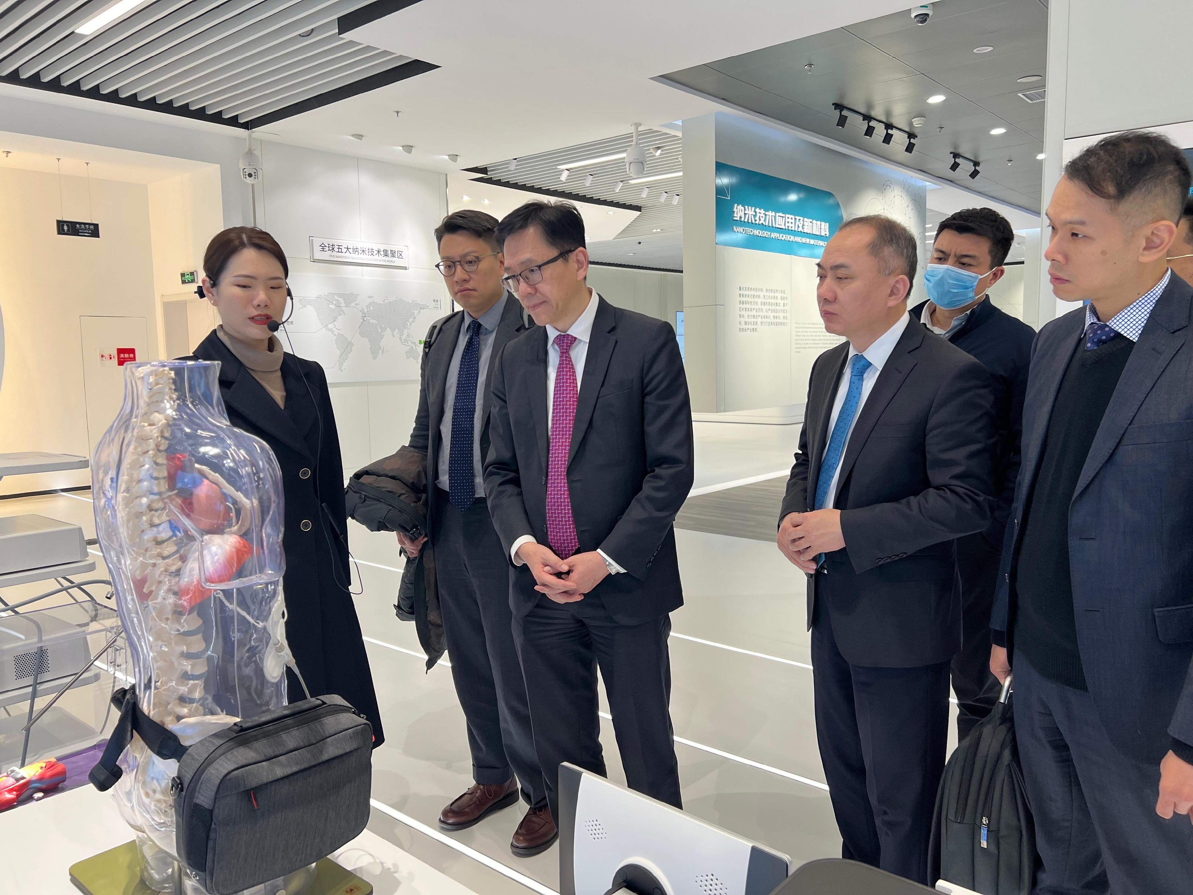 創新科技及工業局局長孫東教授（左三）今日（一月十三日）參觀蘇州工業園區展示中心，了解該高科技園區的建設和發展情況。旁為工業專員（創新及科技）葛明博士（左四）。
