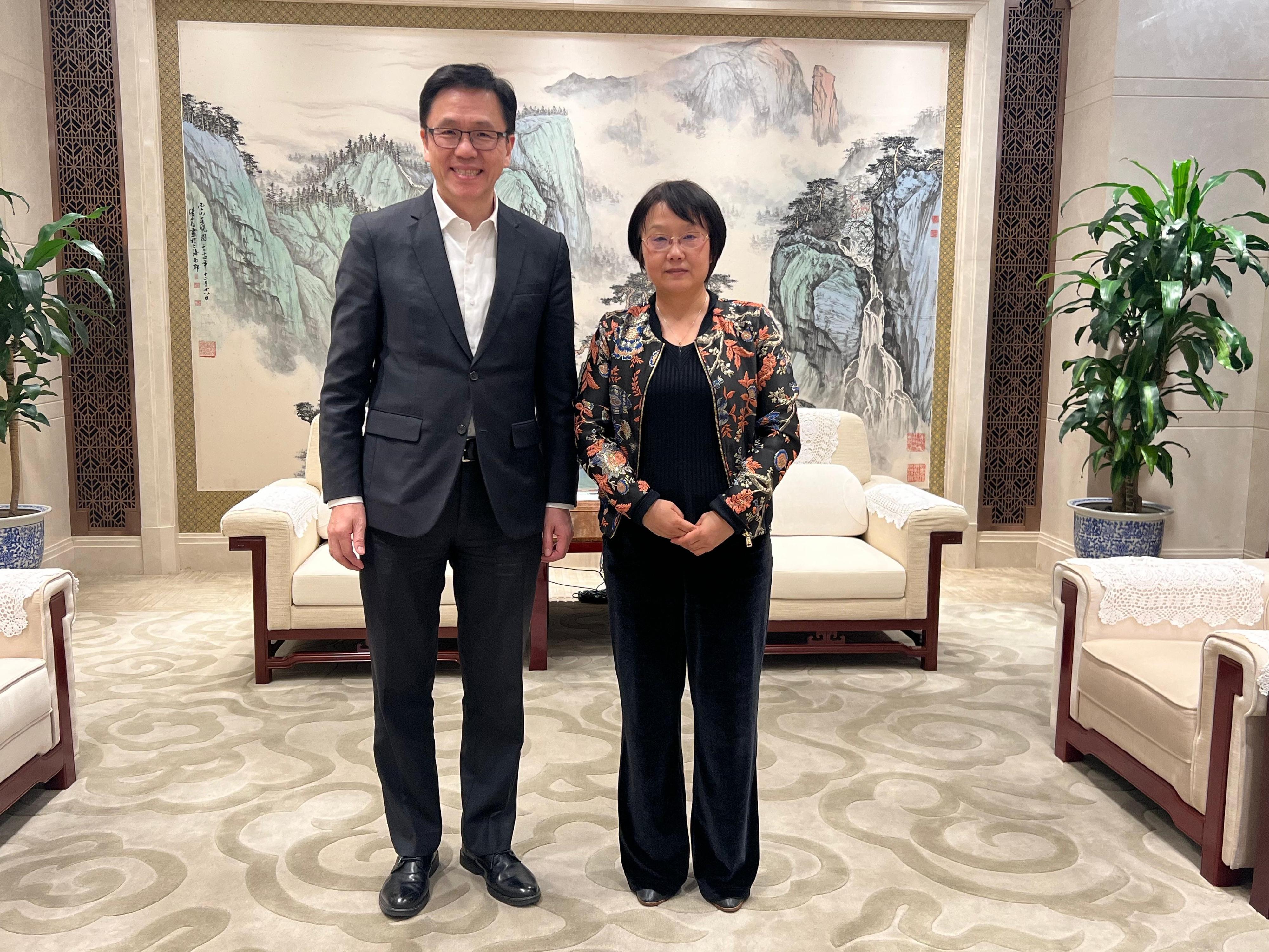 創新科技及工業局局長孫東教授（左）今日（一月十三日）在上海與上海市政府副秘書長尚玉英（右）會面。