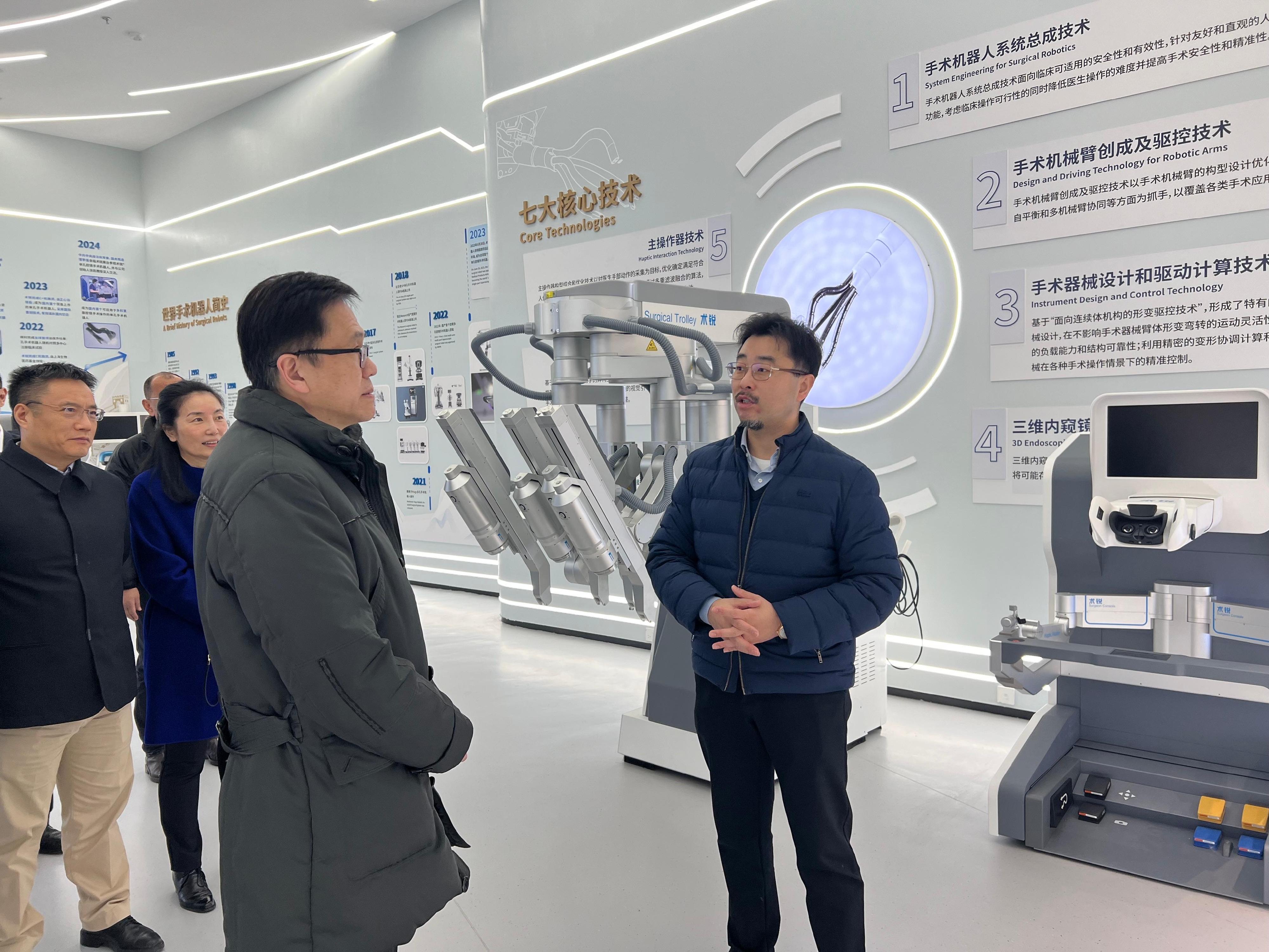 The Secretary for Innovation, Technology and Industry, Professor Sun Dong (second right), visits a high-tech enterprise focusing on the cutting-edge technology and clinical application of single-port general-purpose minimally invasive laparoscopic surgical robotic systems in Shanghai today (January 14).