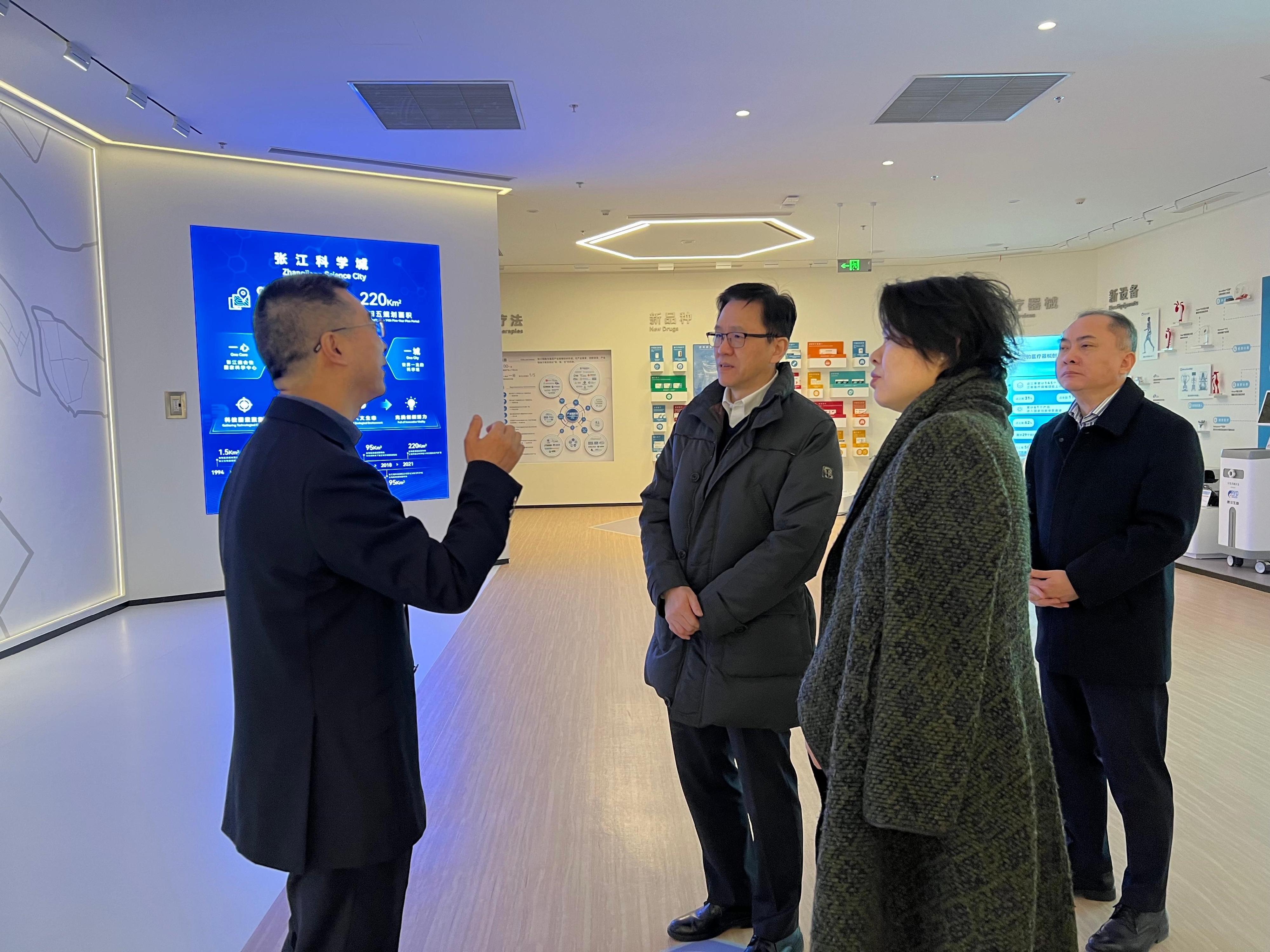 創新科技及工業局局長孫東教授（左二）今日（一月十五日）在上海參觀張江生命科學展廳，了解張江科學城在產業布局、培育孵化、產學合作等方面的經驗和做法。旁為工業專員（創新及科技）葛明博士（右一）。
