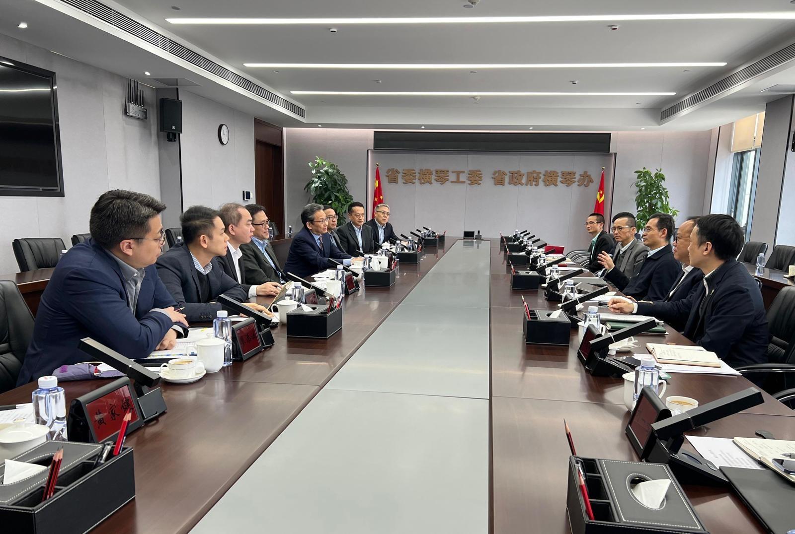 創新科技及工業局局長孫東教授（左四）今日（二月十三日）與廣東省省委橫琴工委副書記、廣東省橫琴辦主任、執委會副主任聶新平（右三）舉行座談會，深入了解橫琴粵澳深度合作區規劃和產業發展的情況。旁為工業專員（創新及科技）葛明博士（左三）。