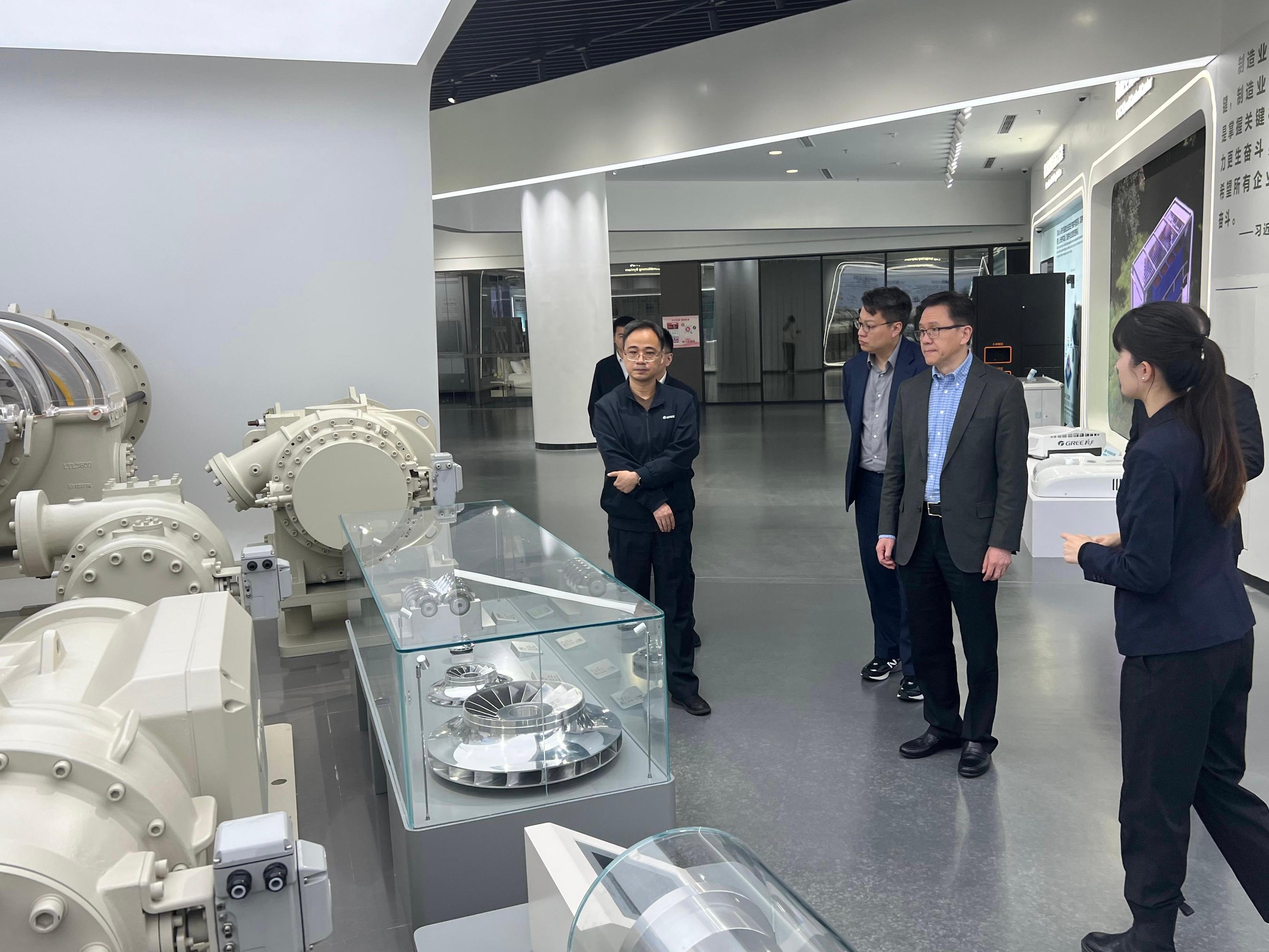 創新科技及工業局局長孫東教授（右二）今日（二月十三日）考察珠海格力電器股份有限公司的總部，參觀集團科技展廳。