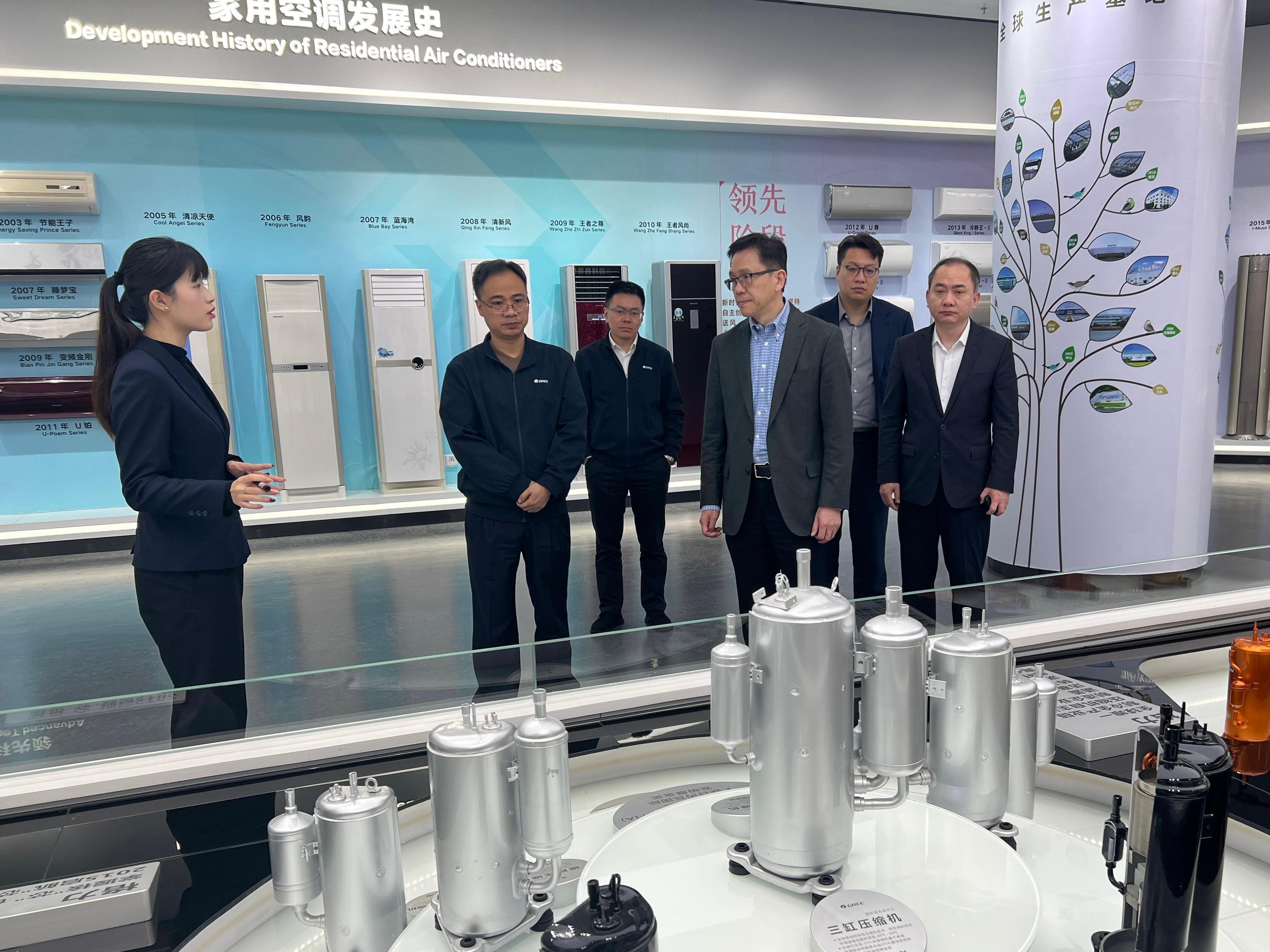 創新科技及工業局局長孫東教授（右三）今日（二月十三日）考察珠海格力電器股份有限公司的總部，參觀集團科技展廳。旁為工業專員（創新及科技）葛明博士（右一）。