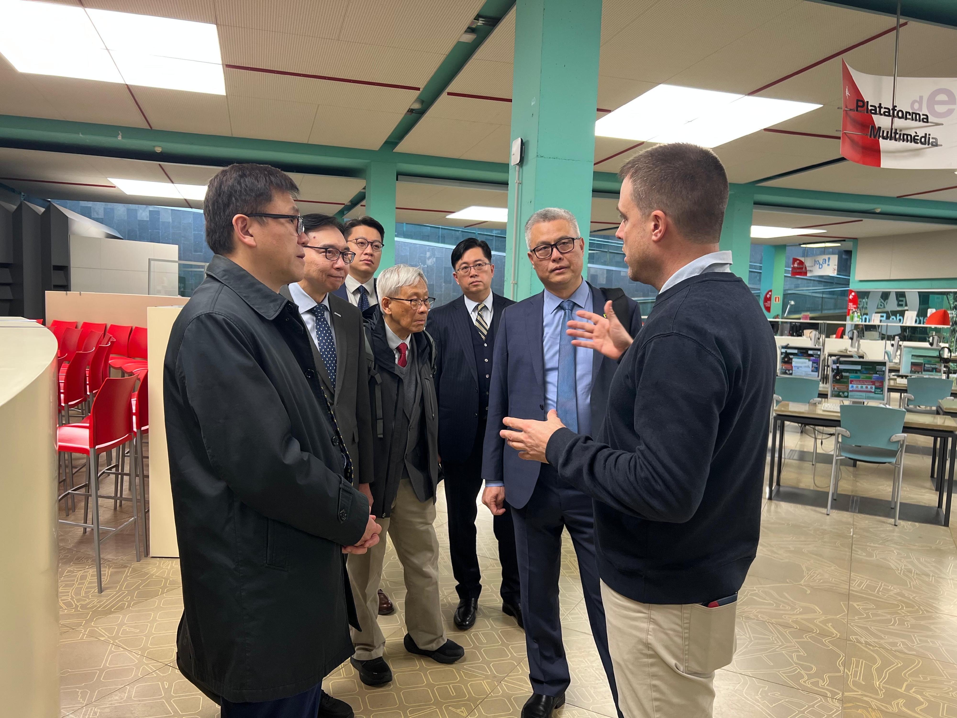 創新科技及工業局局長孫東教授（左一）三月三日（巴塞羅那時間）在西班牙巴塞羅那考察巴塞羅那投資促進局就業創業中心（Barcelona Activa）。