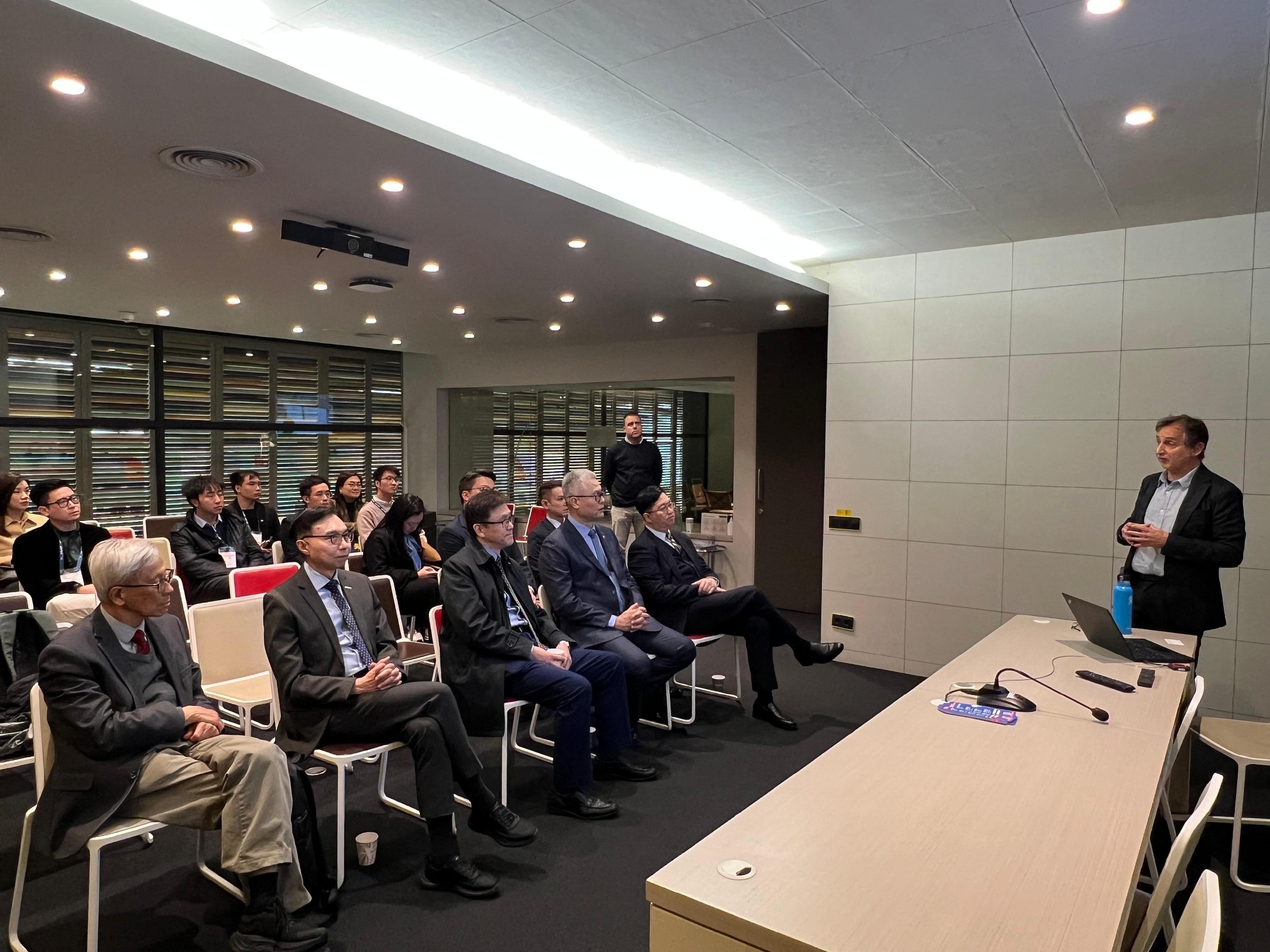 創新科技及工業局局長孫東教授（前排中）三月三日（巴塞羅那時間）在西班牙巴塞羅那考察巴塞羅那投資促進局就業創業中心（Barcelona Activa）。