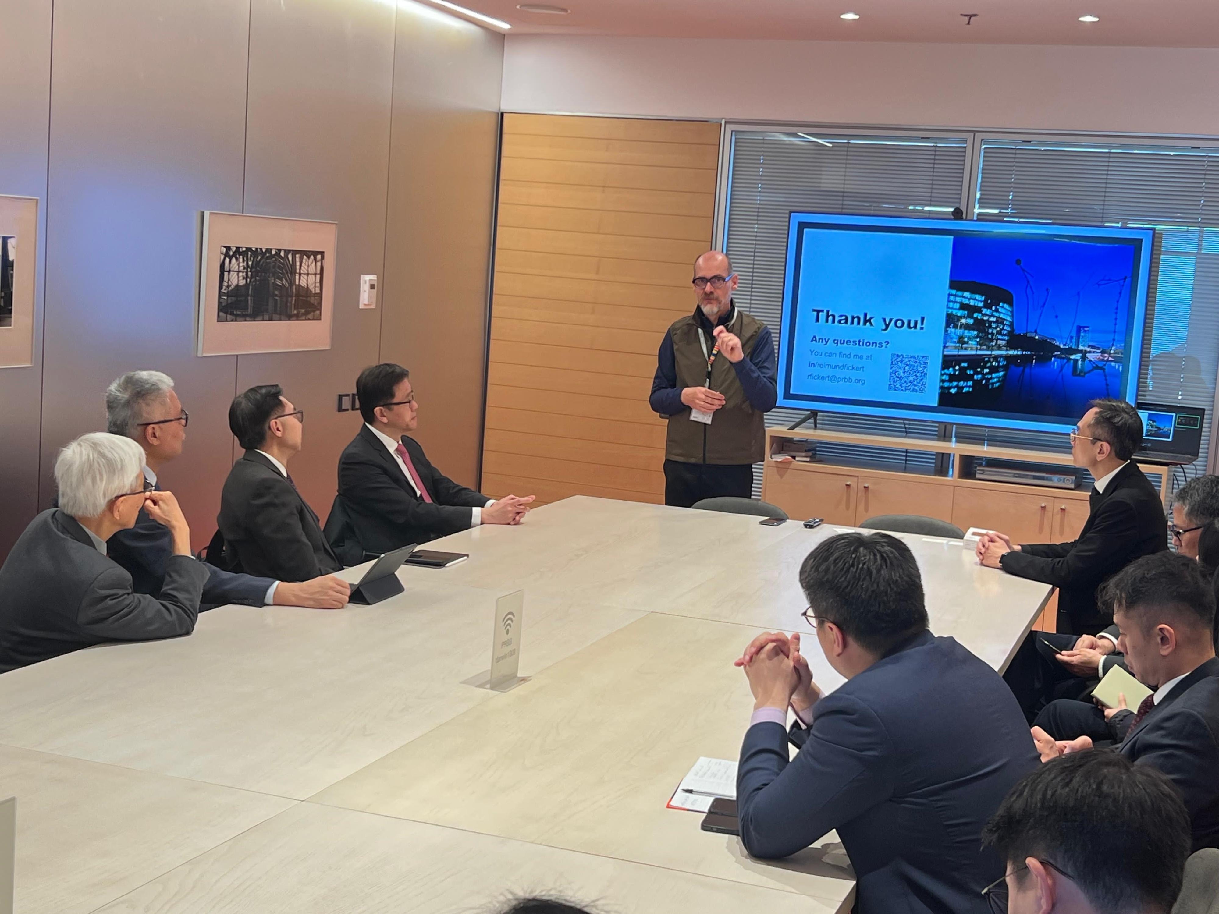 創新科技及工業局局長孫東教授（左四）和代表團一行在三月四日（巴塞羅那時間）訪問西班牙巴塞羅那生物醫學研究園，重點考察其跨機構協作模式及臨床轉化成果和應用，以及為園內的研究中心提供的各項支援服務。