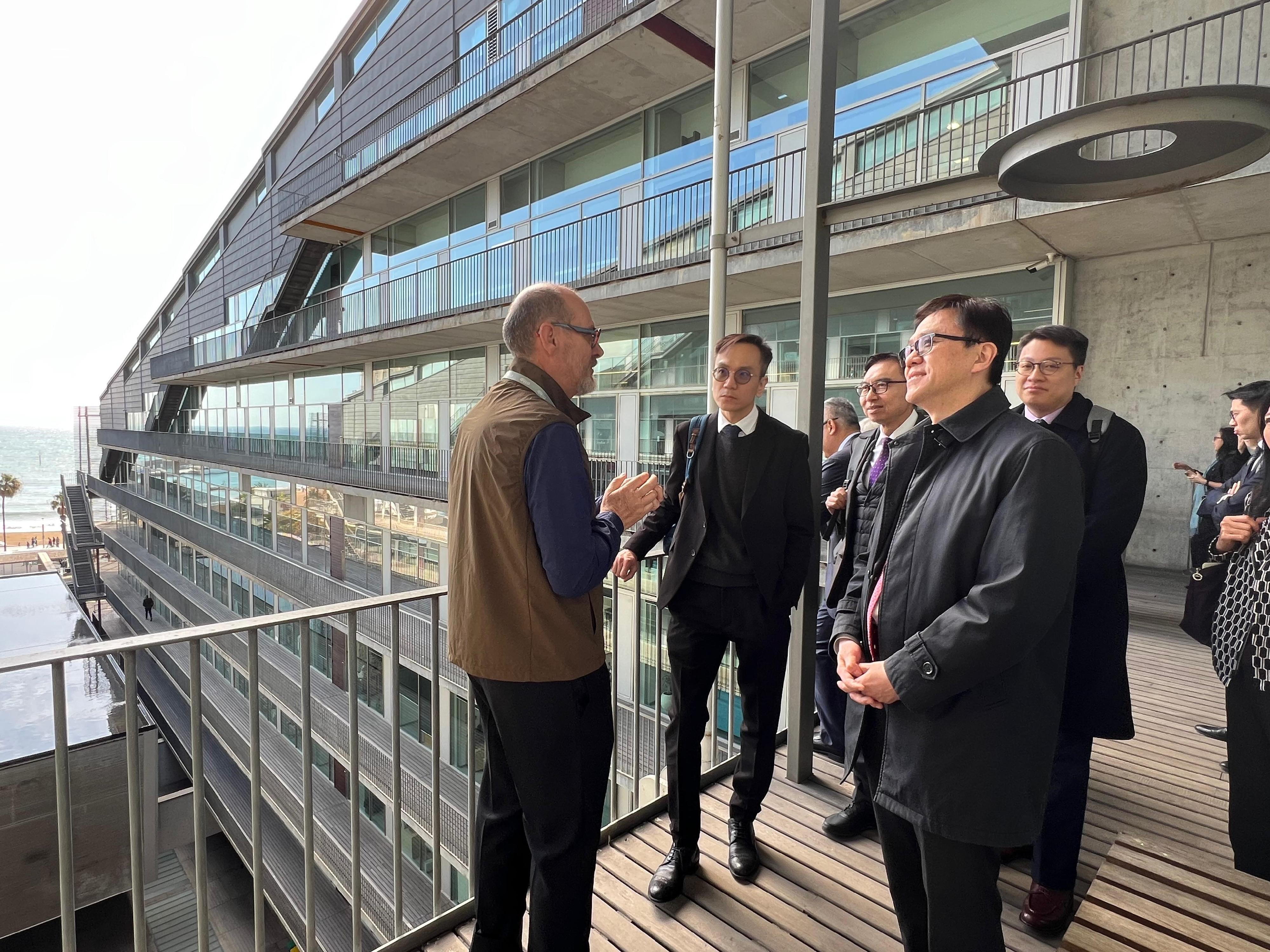 創新科技及工業局局長孫東教授（前排右一）和代表團一行在三月四日（巴塞羅那時間）訪問西班牙巴塞羅那生物醫學研究園，重點考察其跨機構協作模式及臨床轉化成果和應用，以及為園內的研究中心提供的各項支援服務。