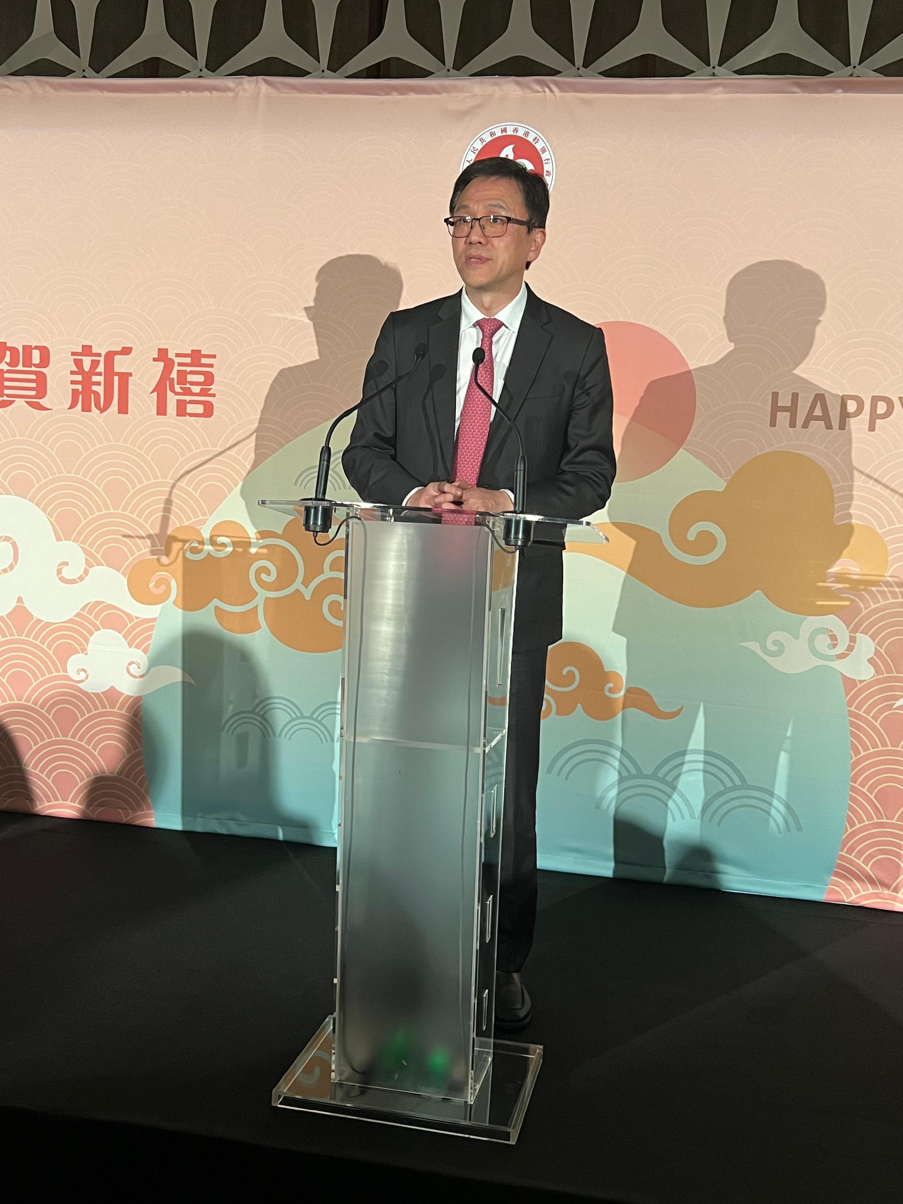 創新科技及工業局局長孫東教授三月四日（巴塞羅那時間）出席香港駐布魯塞爾經濟貿易辦事處舉辦的新春酒會，與約150名來自巴塞羅那政商界及當地創科社群代表等分享香港銳意發展成為國際創科中心的願景和努力。