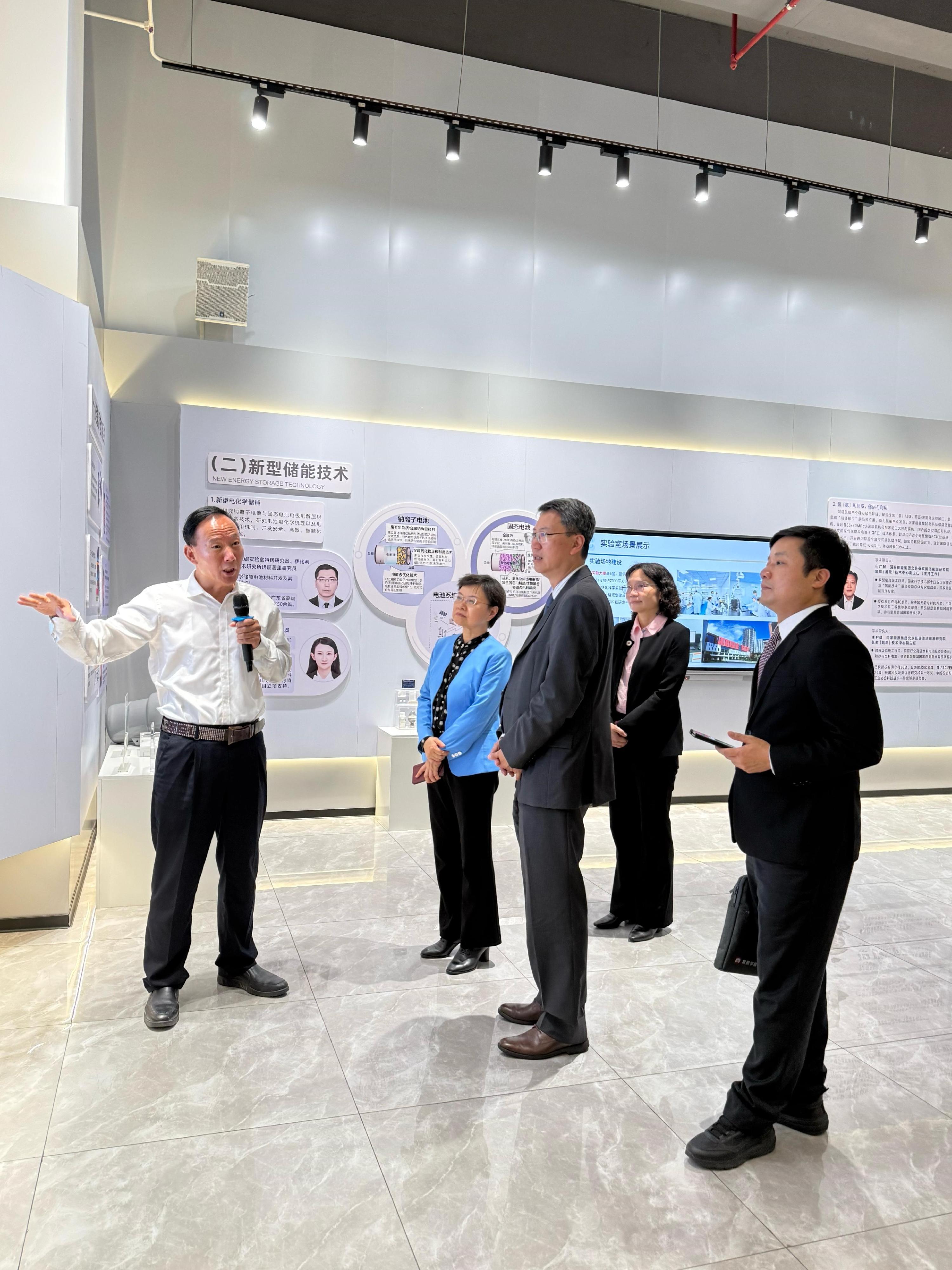創新科技及工業局常任秘書長麥德偉（中）今日（三月十二日）與廣東省科學技術廳廳長王月琴（左二）到江門雙碳實驗室參觀，了解實驗室最新建設，並探索兩地科研機構加大合作的空間。