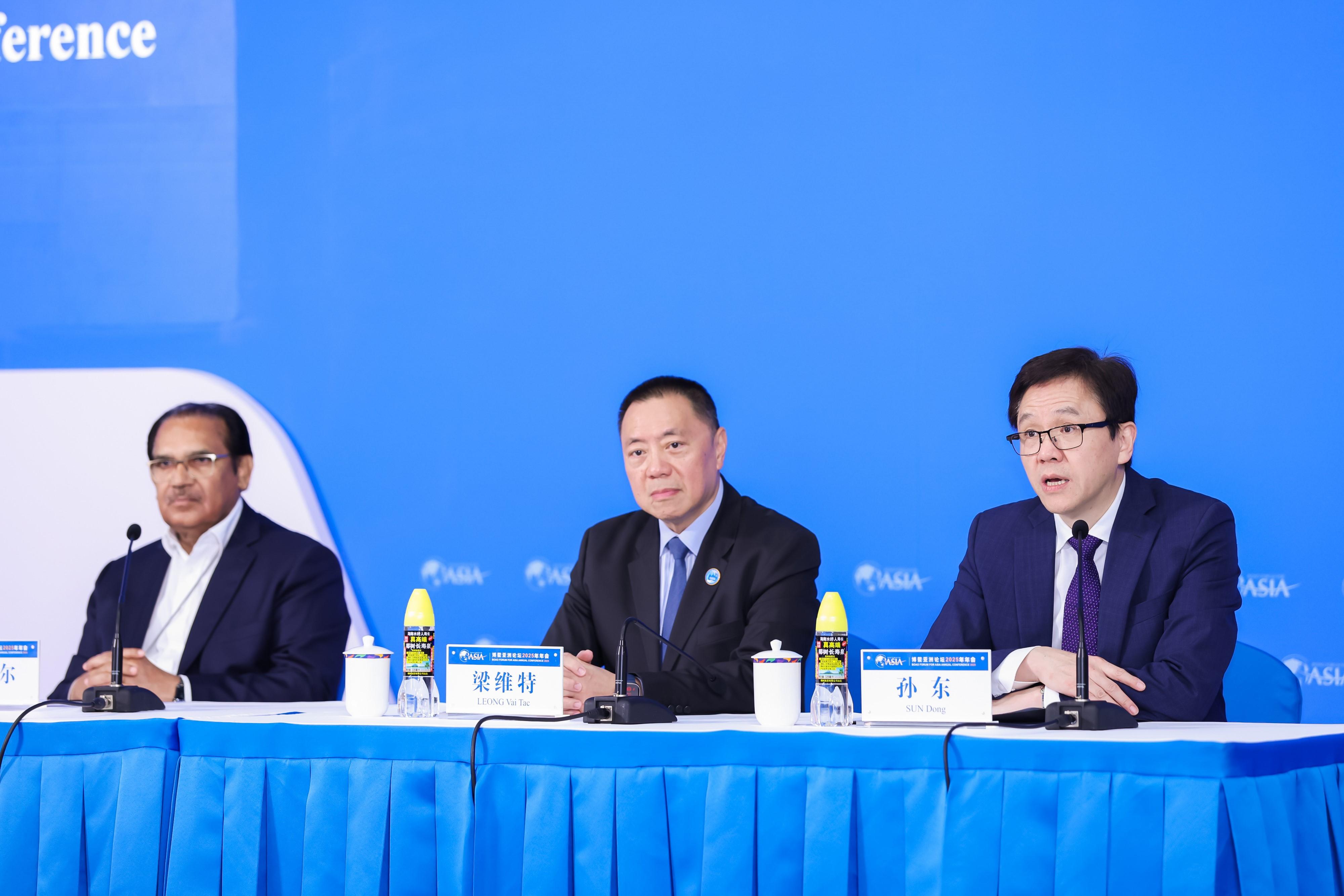 創新科技及工業局局長孫東教授（右）今日（三月二十六日）在海南出席博鰲亞洲論壇國際科技與創新論壇2025香港會議新聞發布會。旁為博鰲亞洲論壇國際科技與創新論壇大會執行主席梁維特（中）和博鰲亞洲論壇秘書長政策顧問扎法爾（左）。