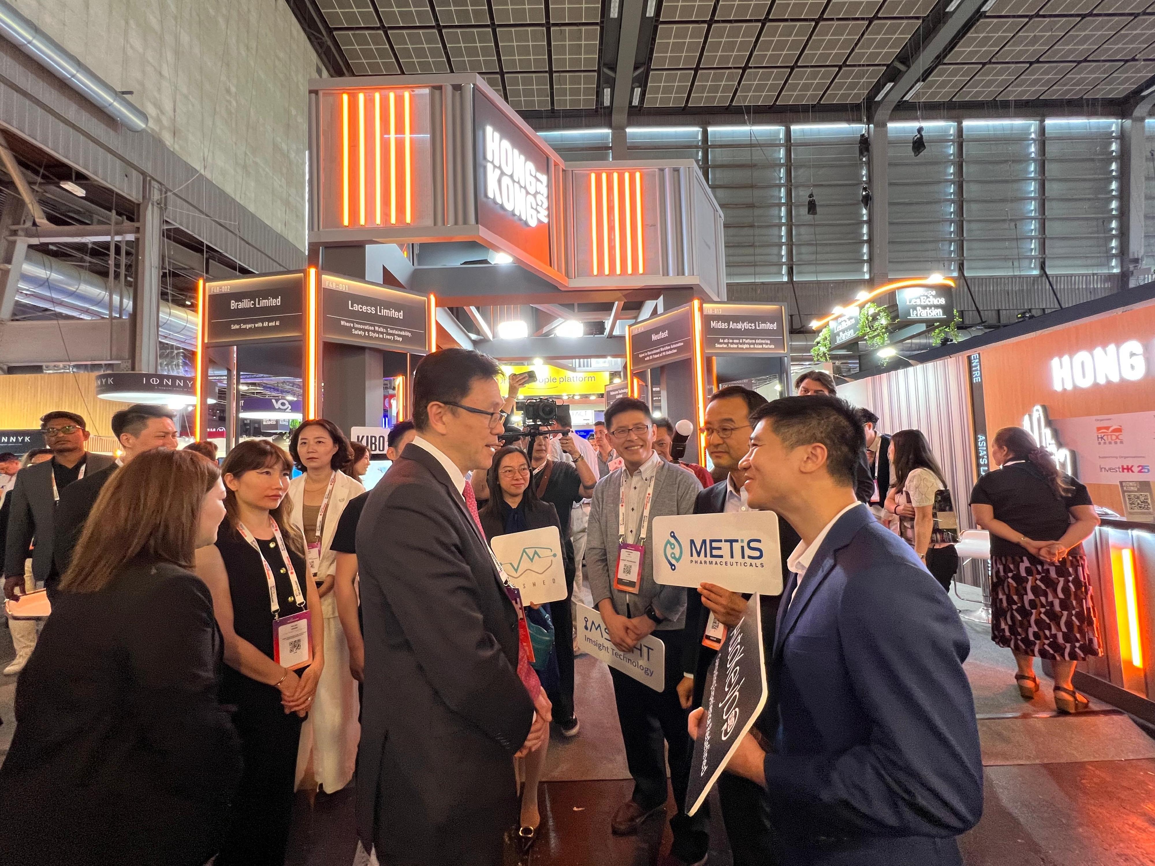 The Secretary for Innovation, Technology and Industry, Professor Sun Dong (front row, left), attended Viva Technology 2025 in Paris, France, yesterday (June 13, Paris time) and visited the Hong Kong Tech Pavilion.