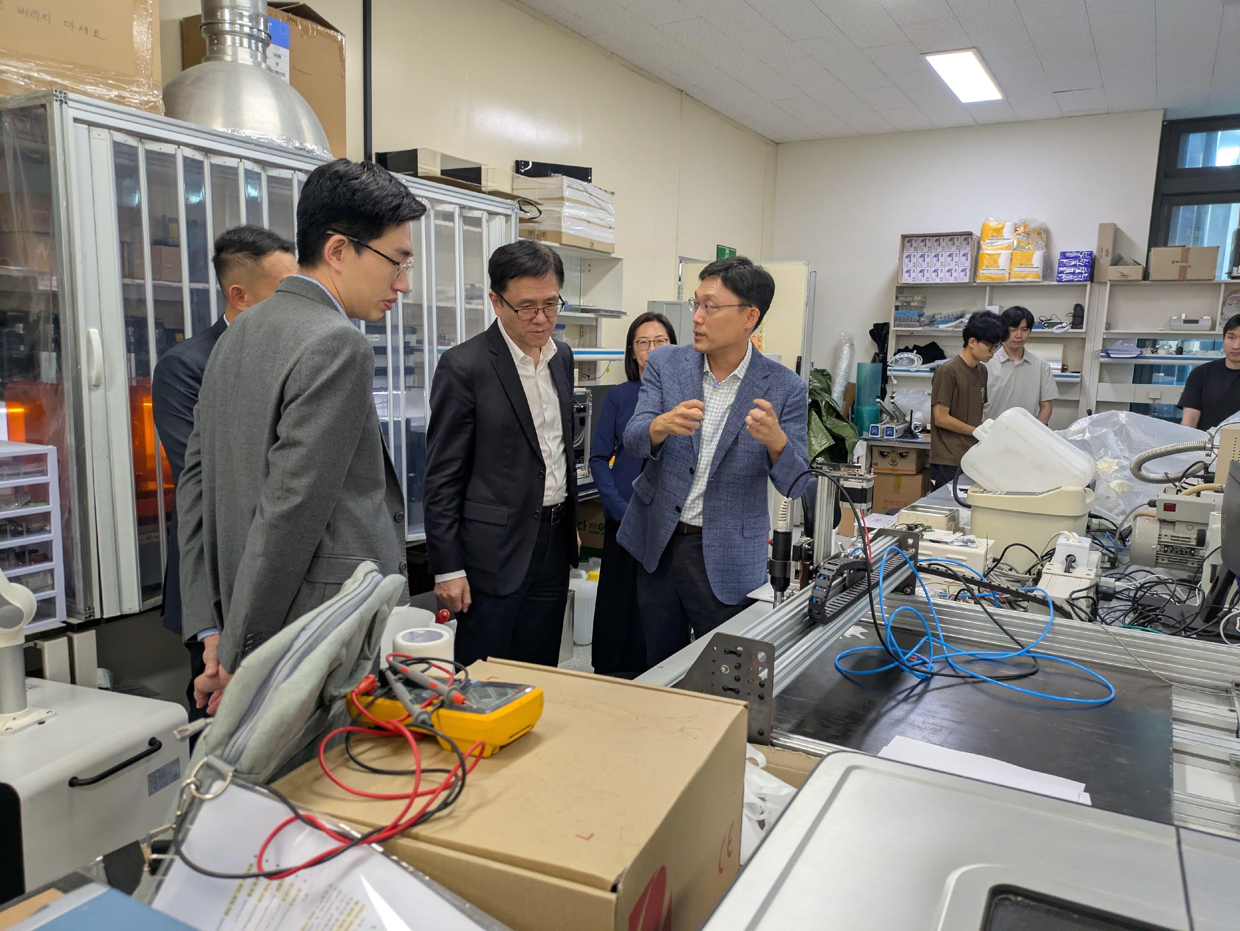 The Secretary for Innovation, Technology and Industry, Professor Sun Dong, visited the Seoul National University in Korea today (August 5). Photo shows Professor Sun (third left) visiting the Soft Robotics and Bionics Laboratory.