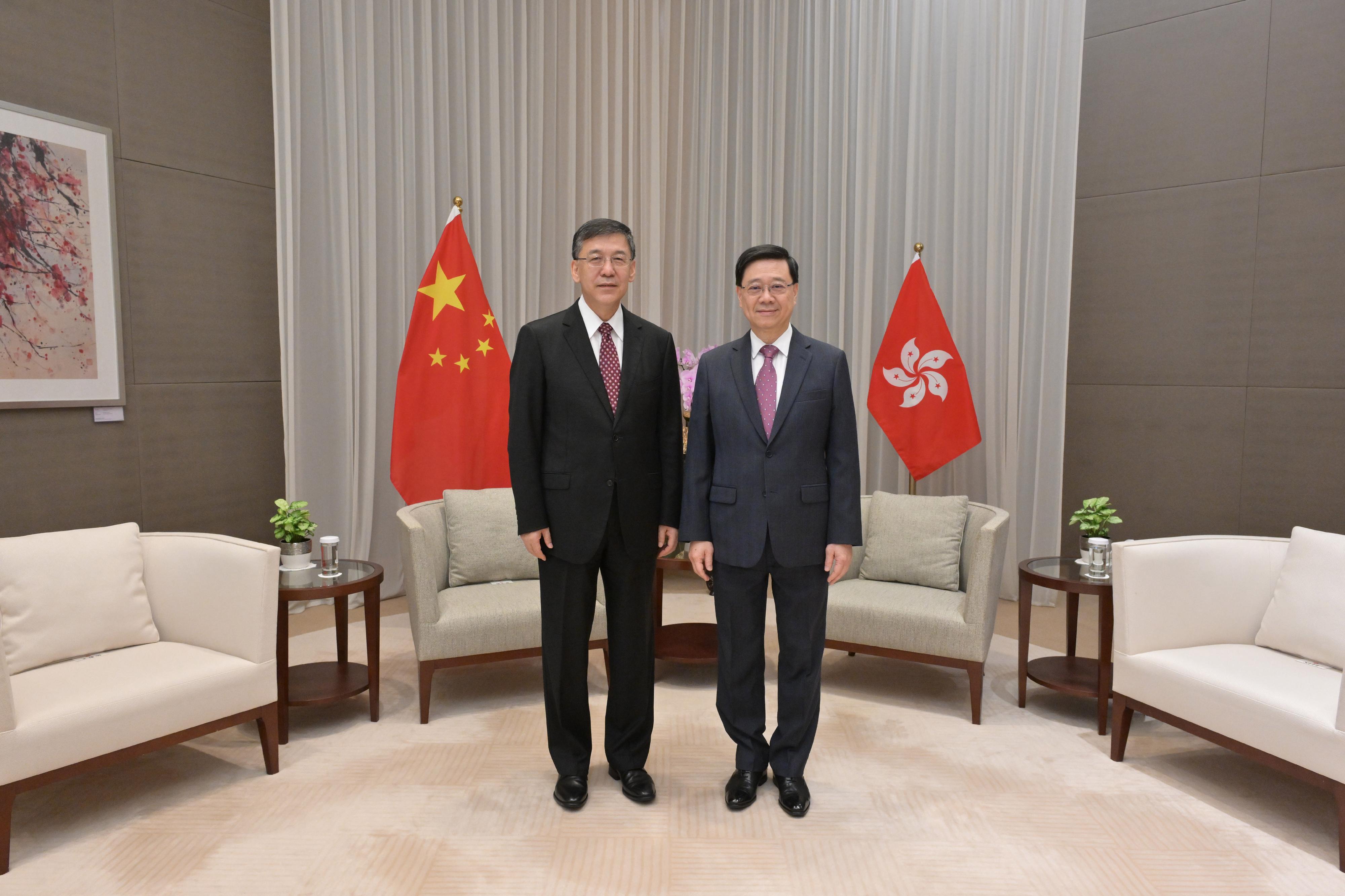 行政長官李家超（右）今日（八月二十五日）與科學技術部部長陰和俊（左）會面。