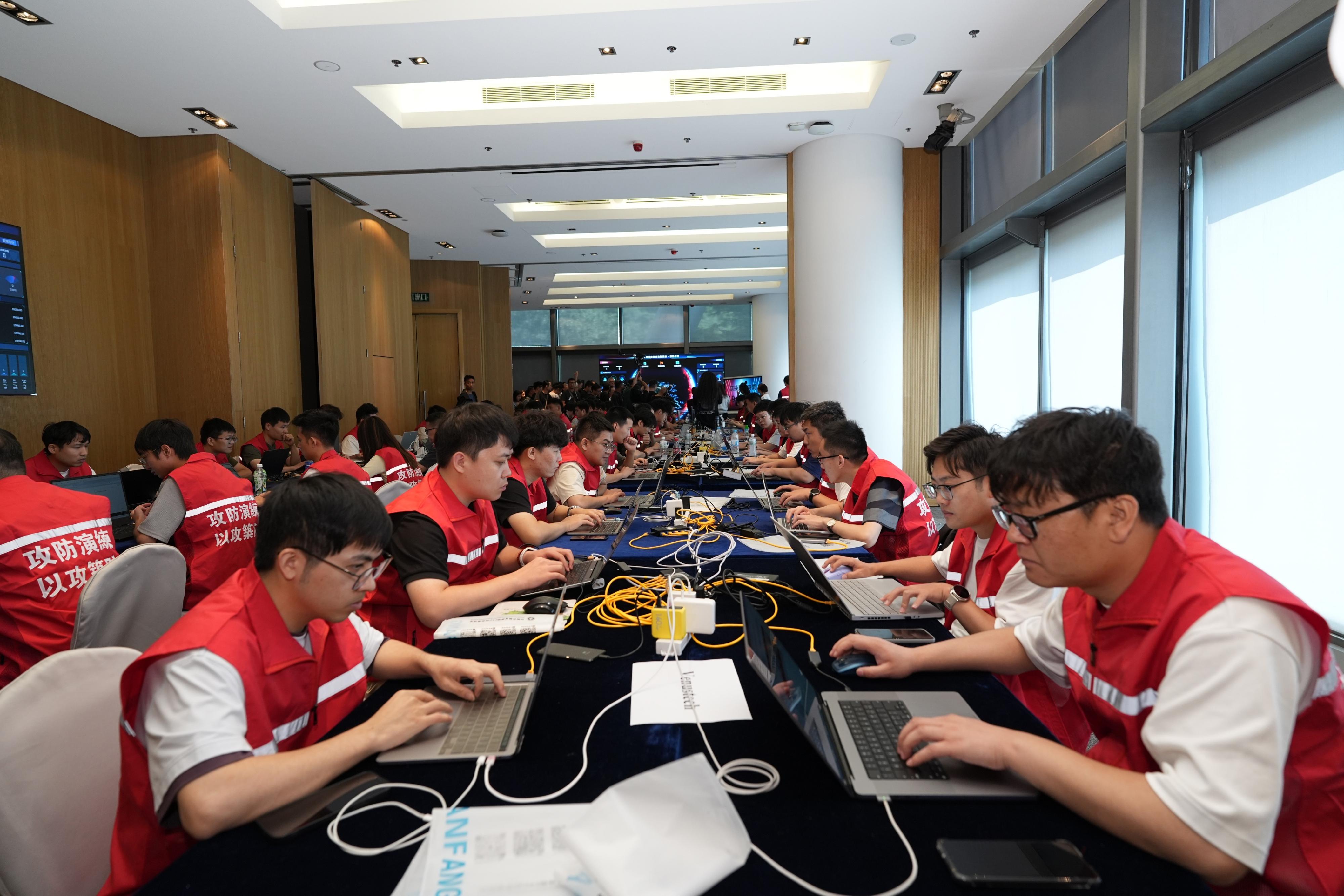 「香港網絡安全攻防演練—以攻築防2025」今日（十月十日）展開。圖示由經驗豐富的香港和內地網絡安全專業機構和專上學院人員組成的攻擊隊。