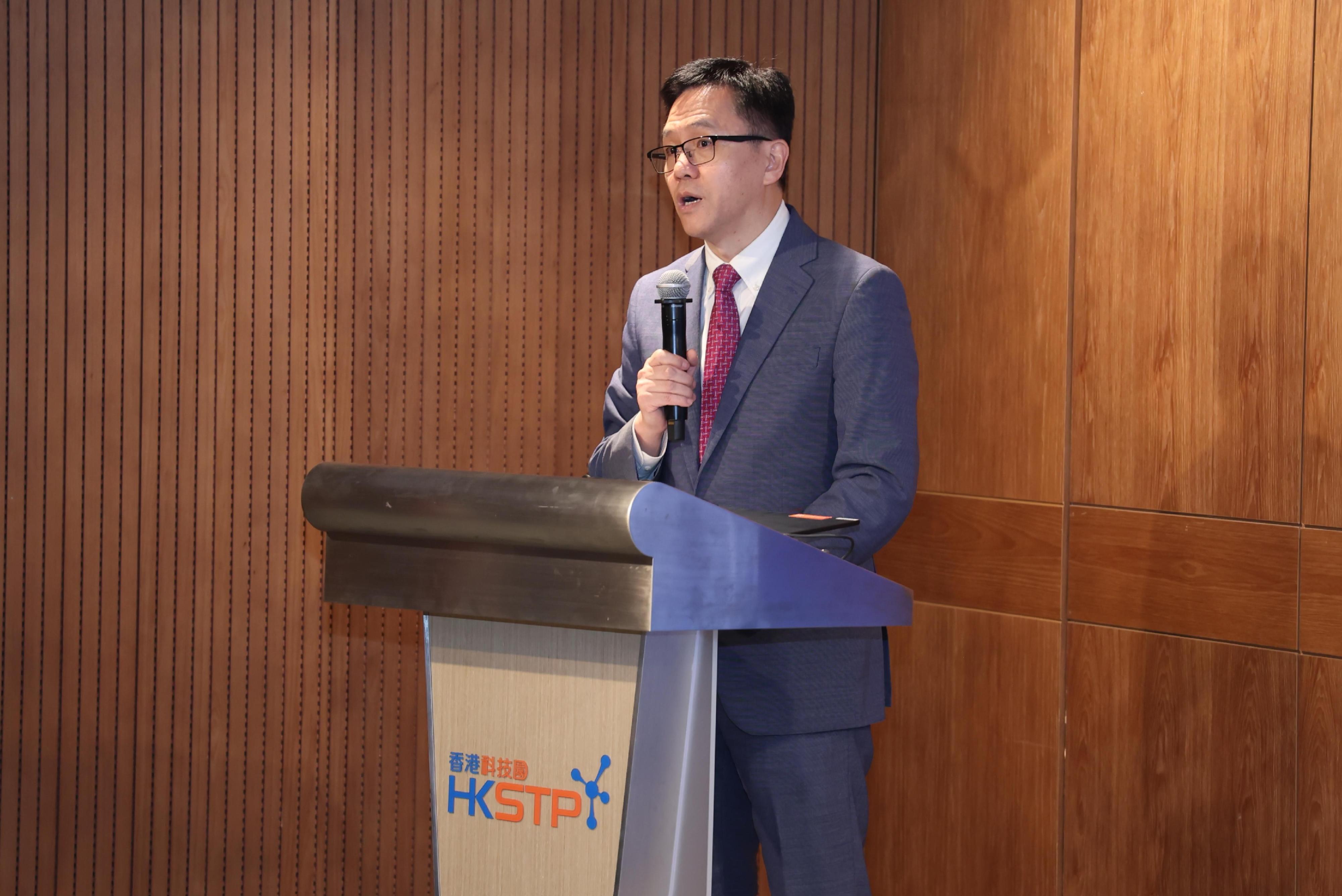 創新科技及工業局局長孫東教授今日（十月十三日）在香港物流機械人研究中心具身智能技術與產品發布會致辭。