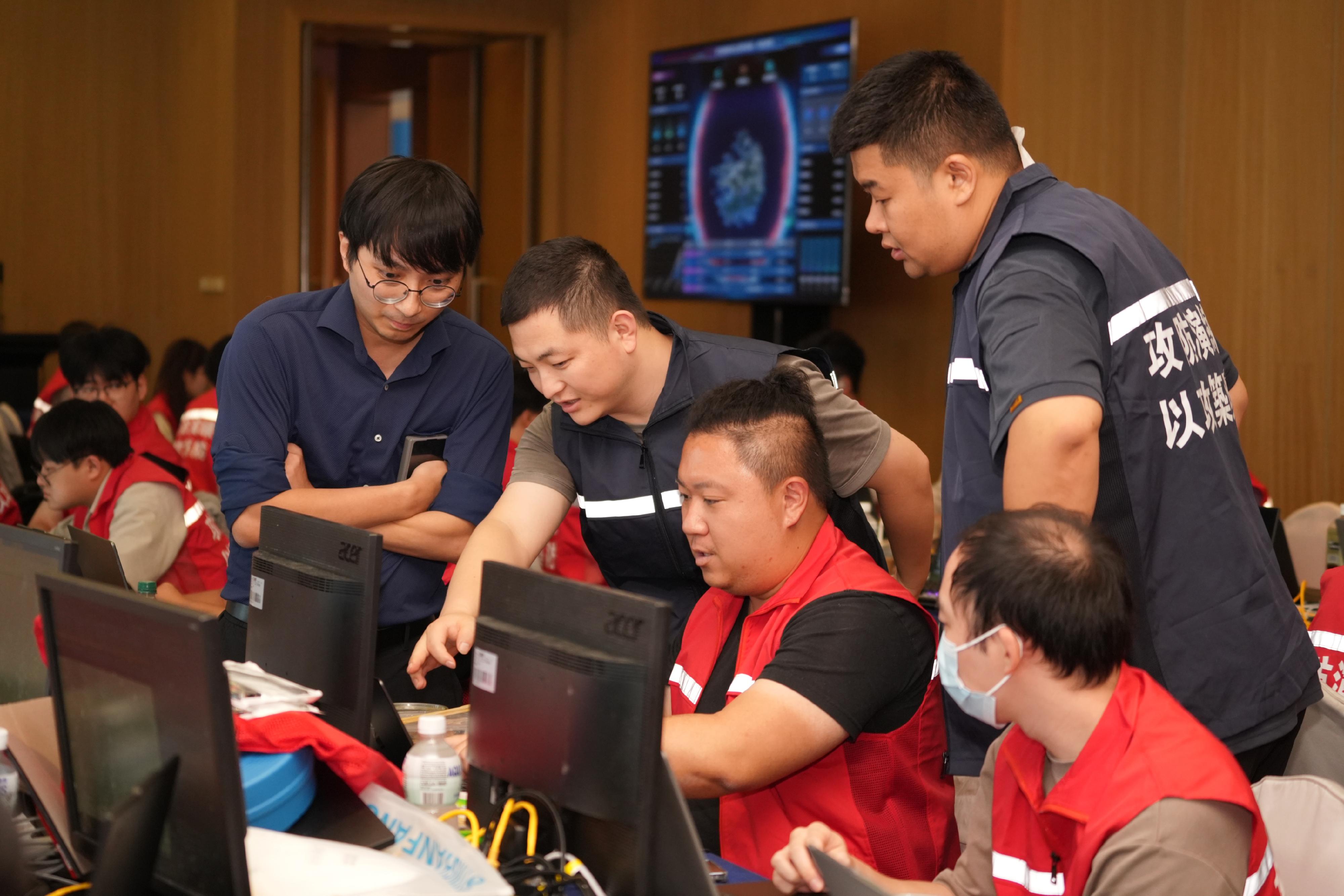 「香港網絡安全攻防演練—以攻築防2025」昨晚（十月十二日）圓滿結束。圖示由香港和內地網絡安全專業機構和專上學院人員組成的攻擊隊。