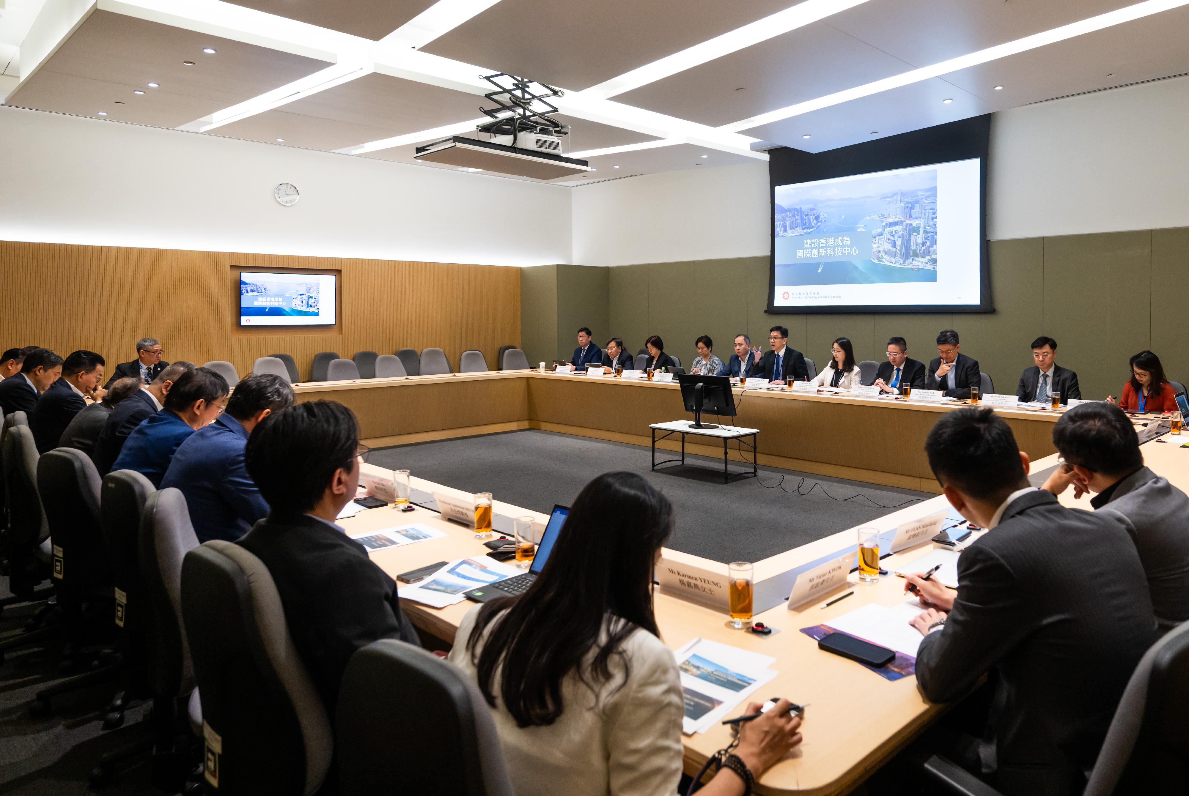 創新科技與產業發展委員會今日（十月二十日）舉行第七次會議，委員聽取了《行政長官2025年施政報告》中有關創新科技及工業局範疇的重點措施，並就相關措施給予意見。