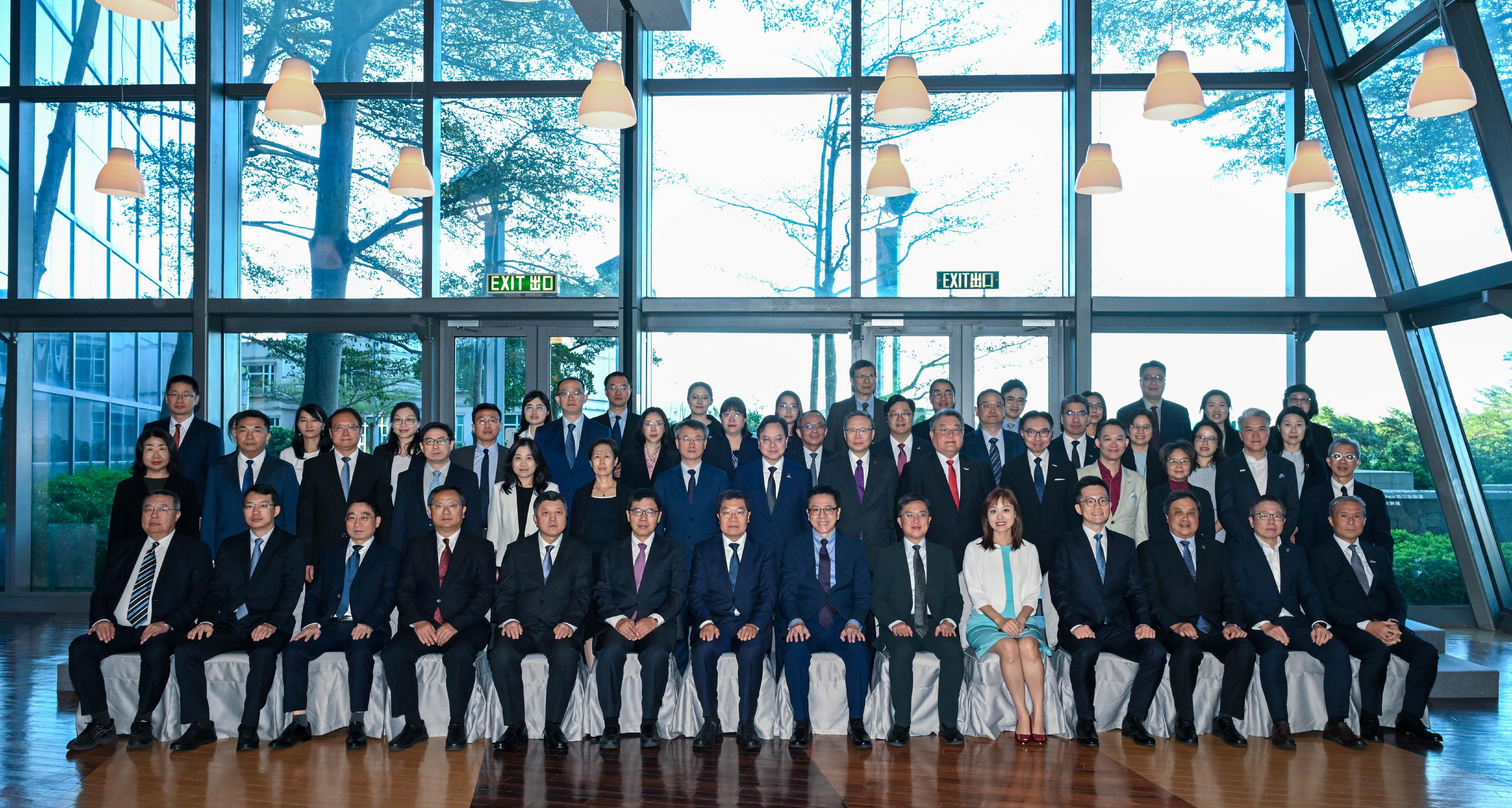 創新科技及工業局局長孫東教授（前排右七）和國家科學技術部副部長陳家昌（前排左七）今日（十一月五日）在香港共同主持內地與香港科技合作委員會第十九次會議。創新科技及工業局常任秘書長蔡傑銘（前排右六）、創新科技及工業局副局長張曼莉（前排右五）和署理創新科技署署長哈夢飛（前排右四）亦有出席會議。圖示他們與出席會議的代表合照。