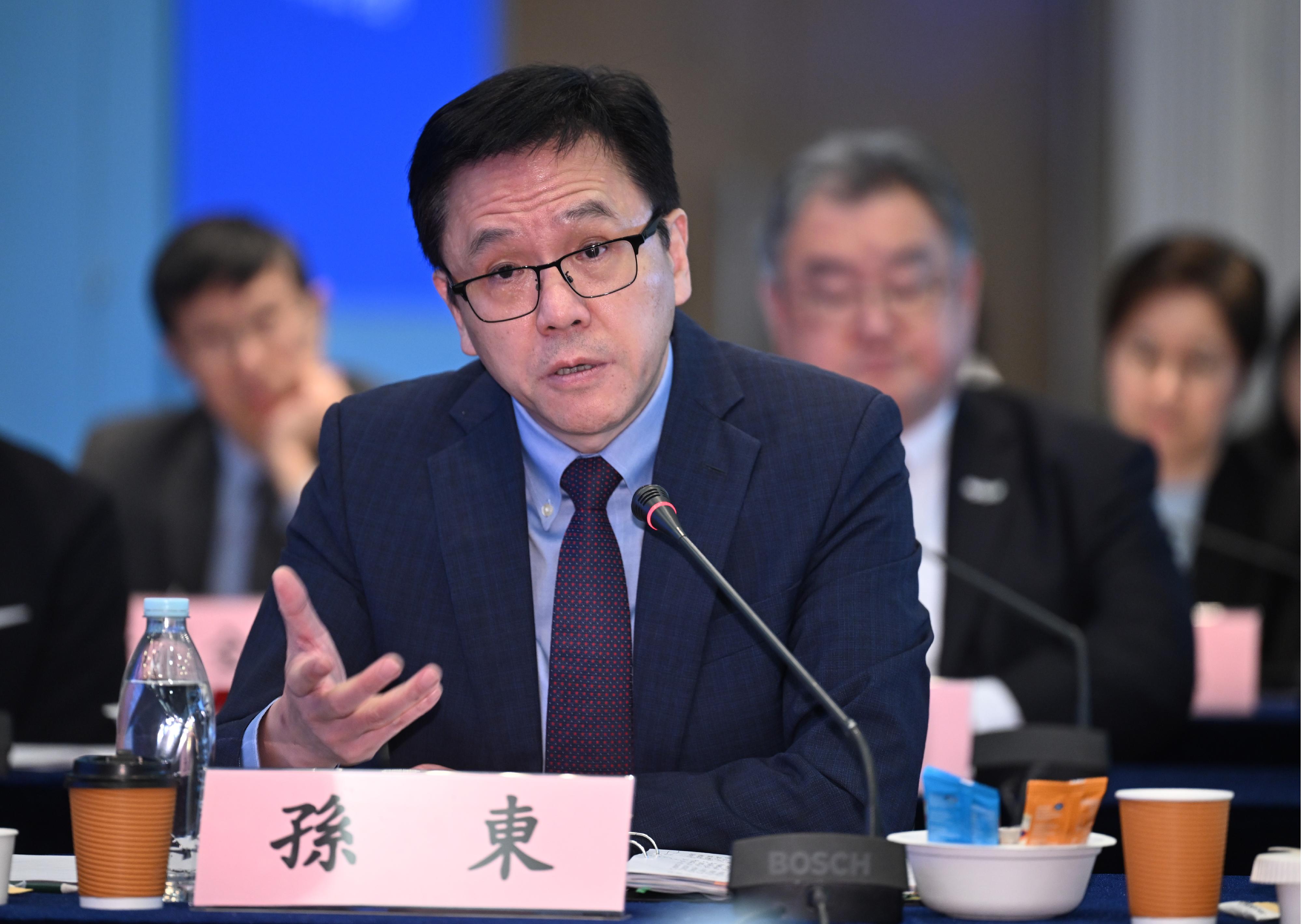 創新科技及工業局局長孫東教授今日（十一月五日）在香港舉行的內地與香港科技合作委員會第十九次會議上發言。