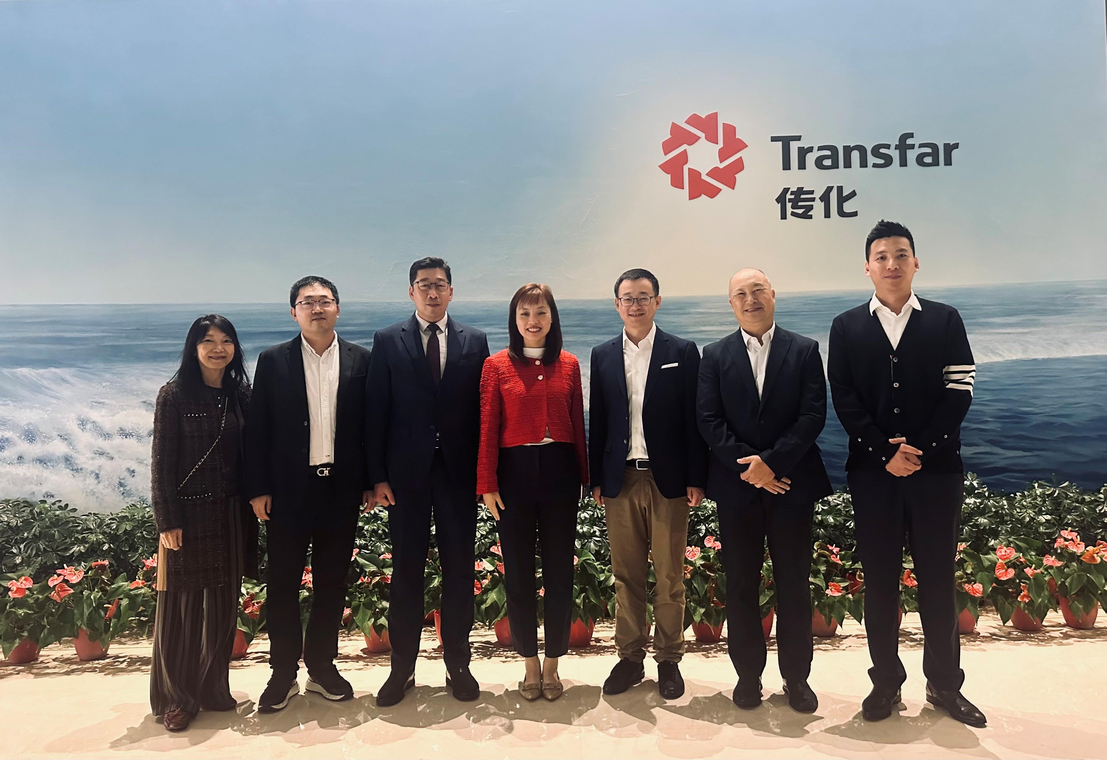 The Under Secretary for Innovation, Technology and Industry, Ms Lillian Cheong (centre), and the Deputy Commissioner (Digital Infrastructure), Mr Daniel Cheung (third left), visited the headquarters of the Transfar Group to meet with the management team of the Group to learn about its international layout as well as planning and management of its technology park on November 6.
