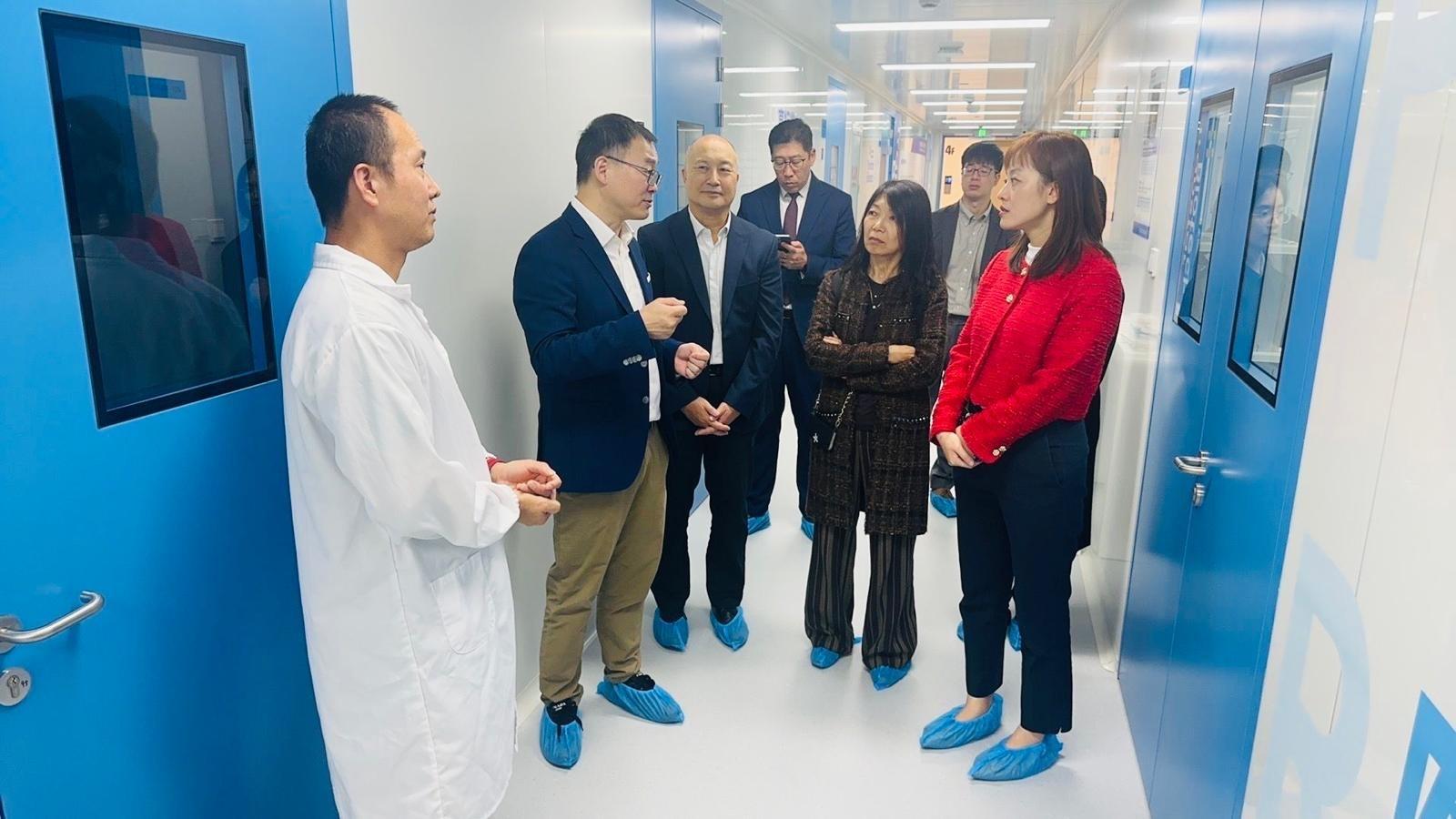 The Under Secretary for Innovation, Technology and Industry, Ms Lillian Cheong (first right), visited the laboratory facilities of the Hangzhou Transfar Science and Technology City on November 6.