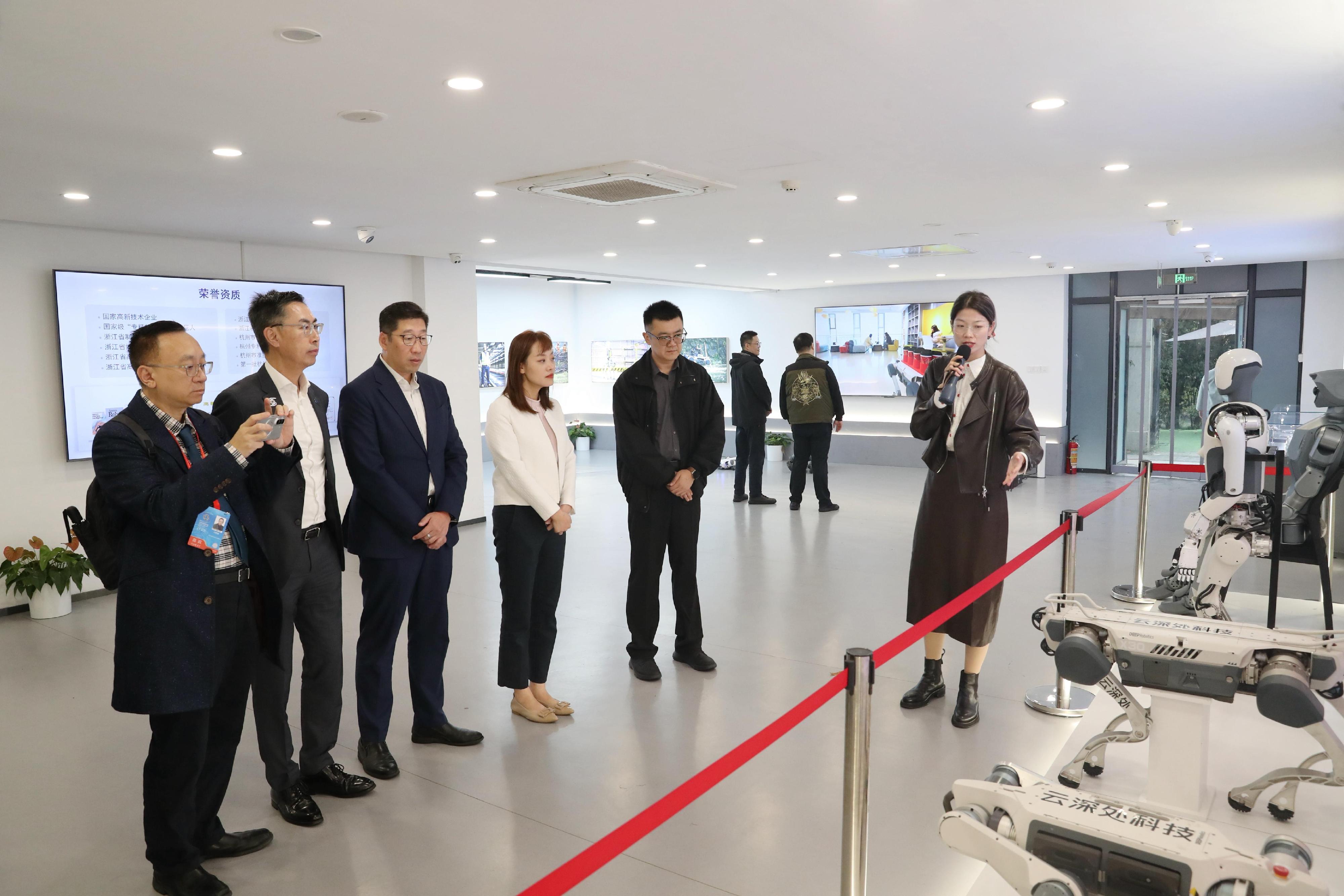 The Under Secretary for Innovation, Technology and Industry, Ms Lillian Cheong (fourth left), and the Deputy Commissioner (Digital Infrastructure), Mr Daniel Cheung (third left), visited Hangzhou Yunshenchu Technology Co Ltd of Hangzhou's "Six Little Dragons" yesterday (November 7).