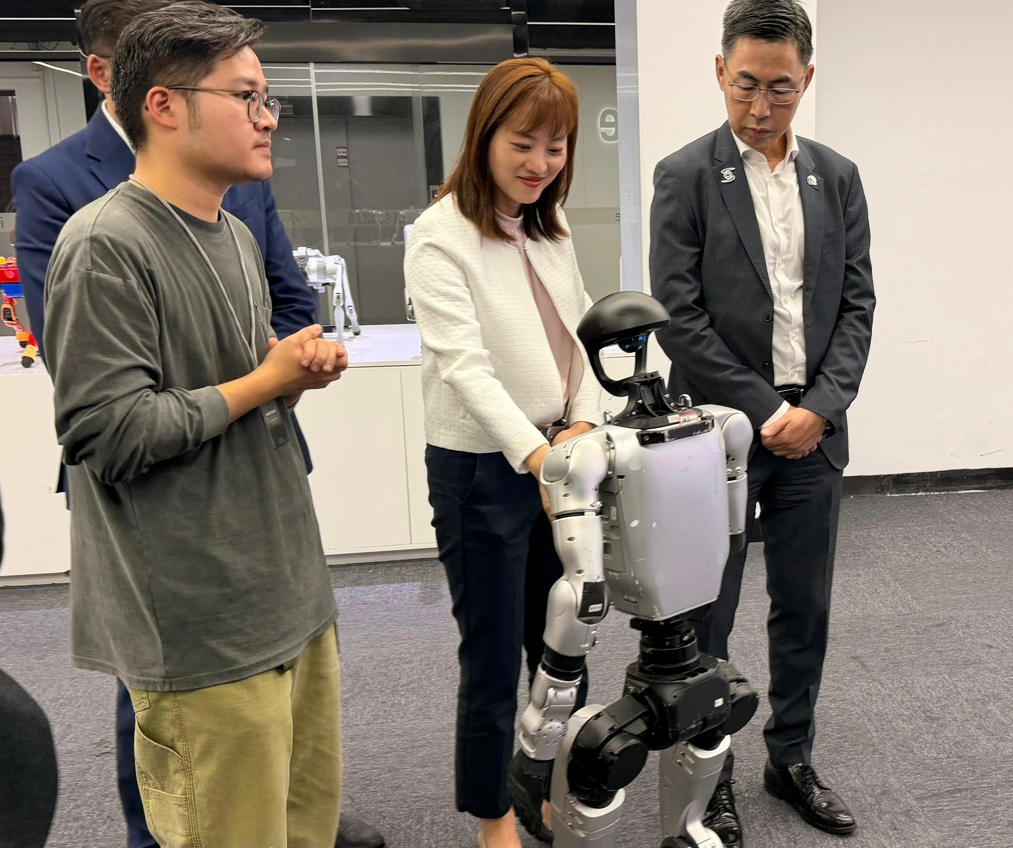 The Under Secretary for Innovation, Technology and Industry, Ms Lillian Cheong (centre), visited Hangzhou Yushu Technology Co Ltd of Hangzhou's "Six Little Dragons" yesterday (November 7).
