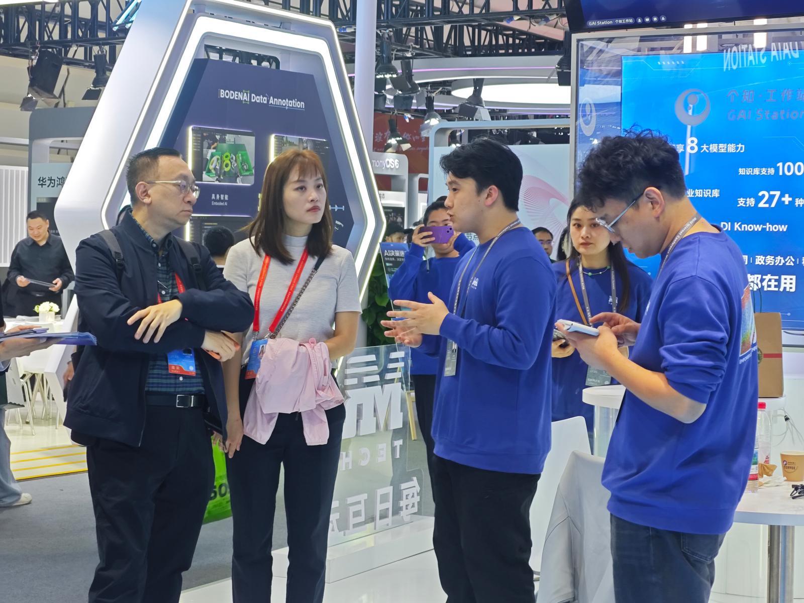 The Under Secretary for Innovation, Technology and Industry, Ms Lillian Cheong (second left), visited the 2025 Light of Internet Expo today (November 8) to learn about the latest developments of technology in Hangzhou.