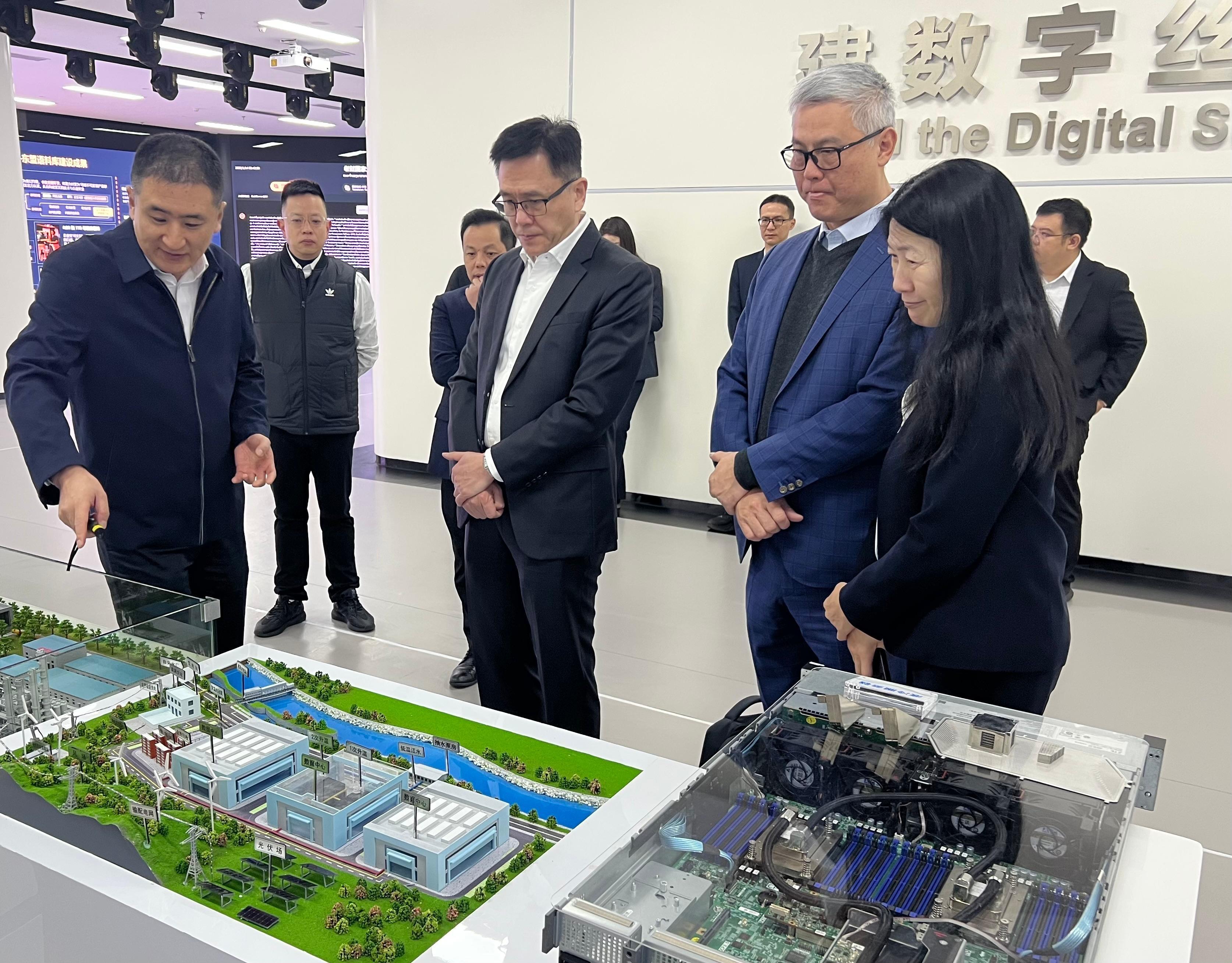创新科技及工业局局长孙东教授（右三）今日（一月十四日）在广西参观中国—东盟信息港展示中心。旁为广西壮族自治区人民政府副秘书长、自治区大数据发展局党组书记、局长赵志刚（左一）和香港数码港管理有限公司行政总裁郑松岩博士（右二）。
                