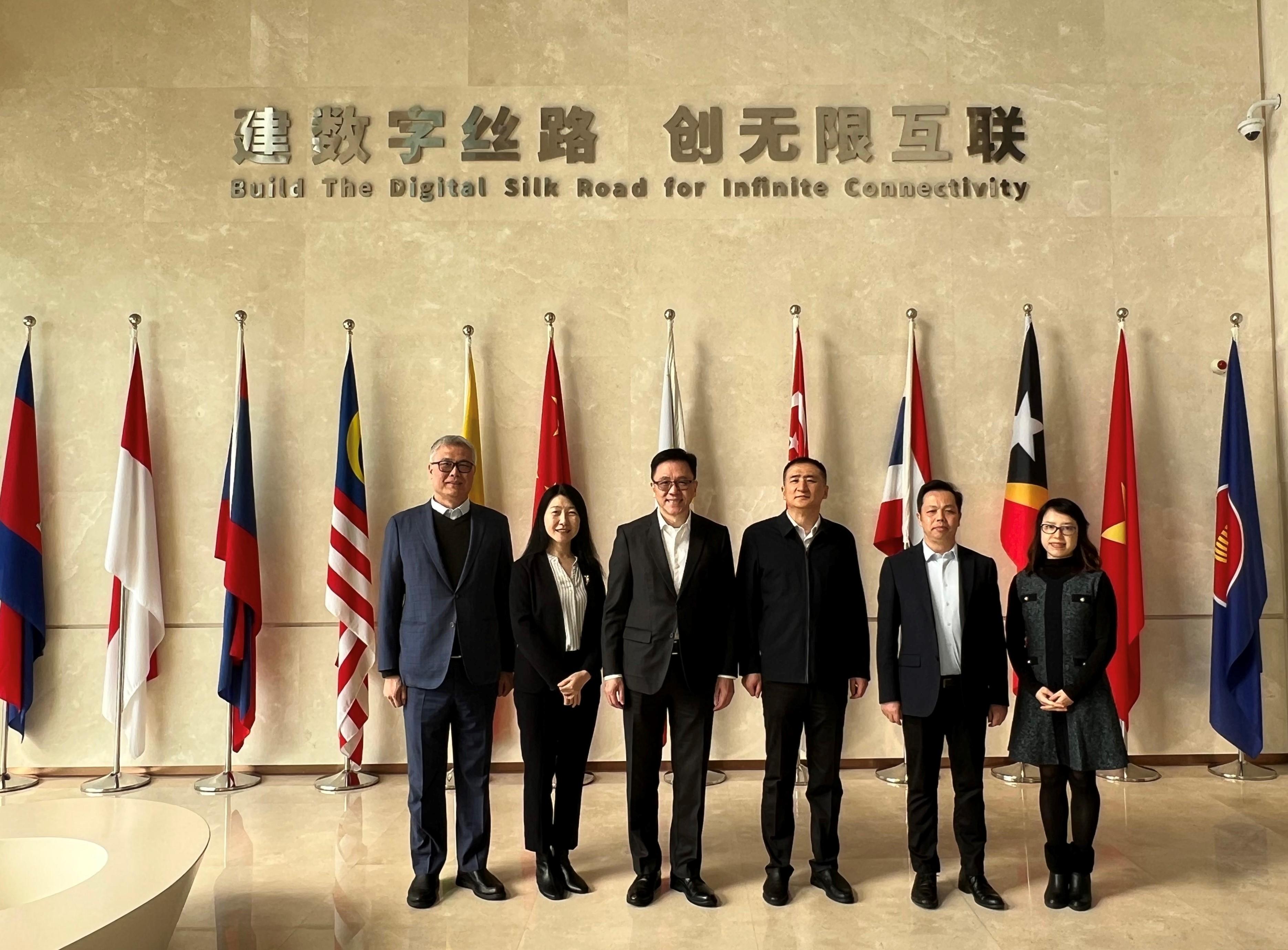 创新科技及工业局局长孙东教授今日（一月十四日）在广西参观中国—东盟信息港展示中心。图示孙东教授（左三）与广西壮族自治区人民政府副秘书长、自治区大数据发展局党组书记、局长赵志刚（右三）合照。

                