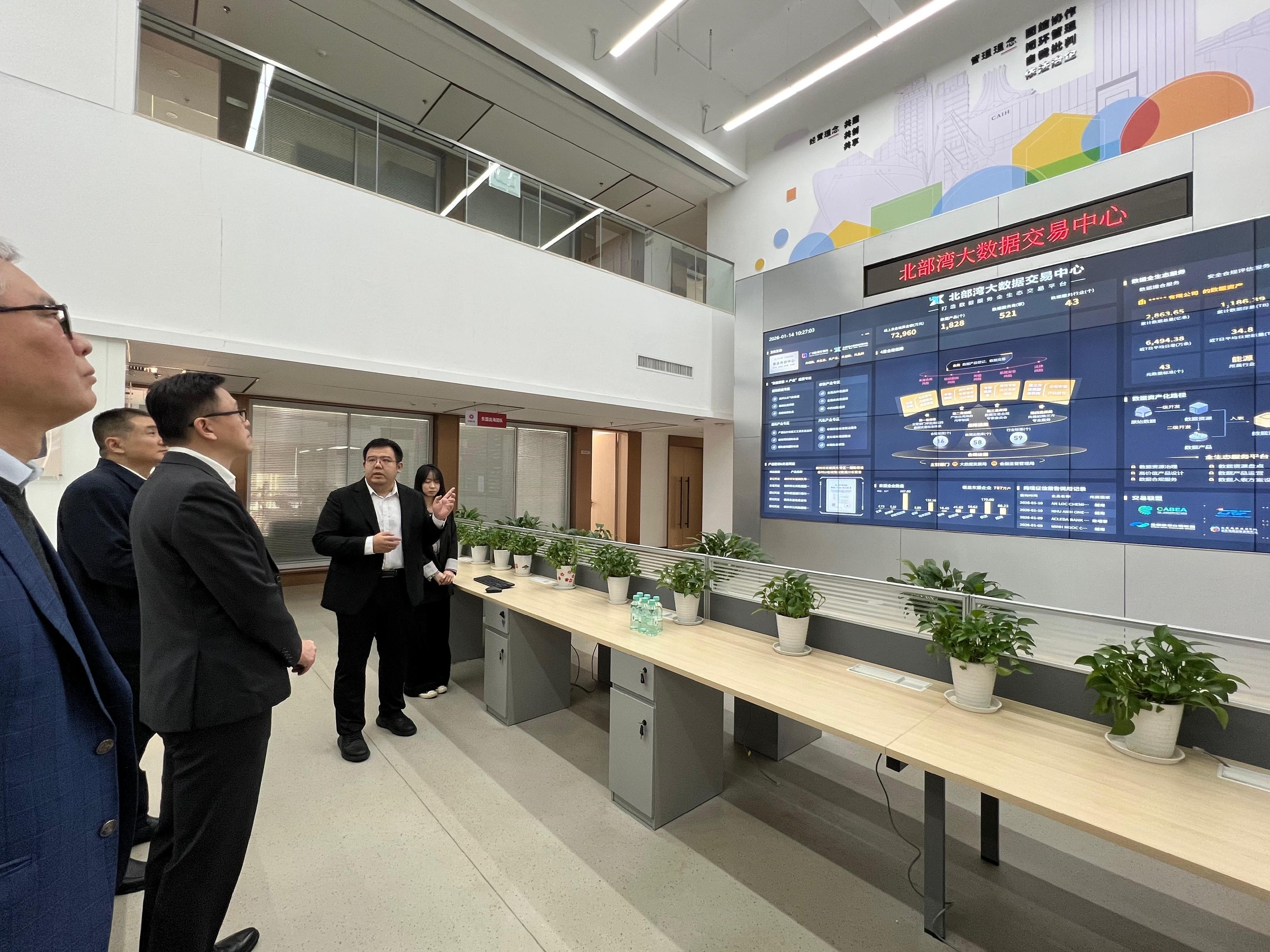 创新科技及工业局局长孙东教授（左二）今日（一月十四日）在广西参观北部湾大数据交易中心。

                