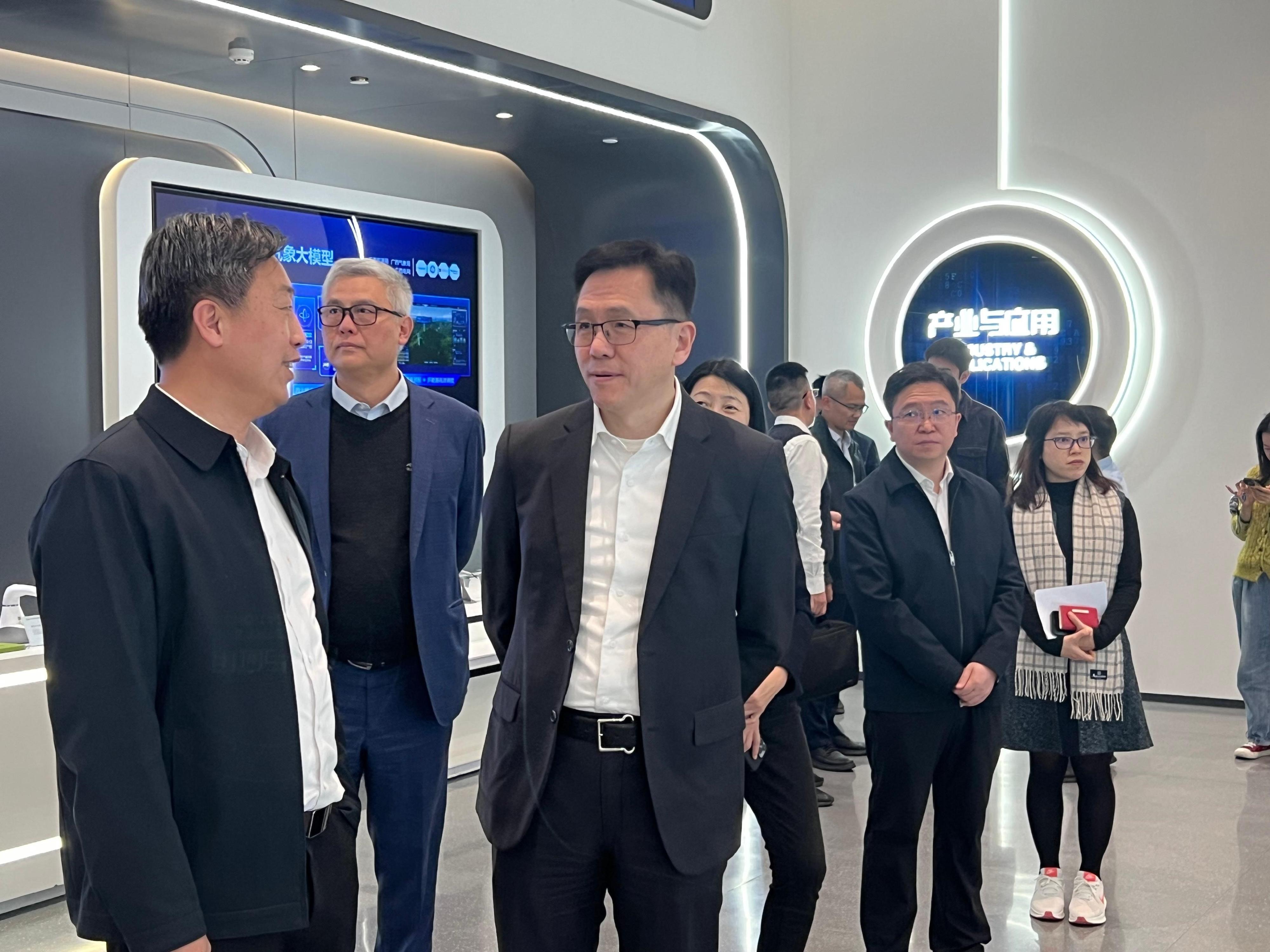 创新科技及工业局局长孙东教授（左三）今日（一月十四日）在广西到中国—东盟国家人工智能应用合作中心展示中心调研。旁为香港数码港管理有限公司行政总裁郑松岩博士（左二）。

                