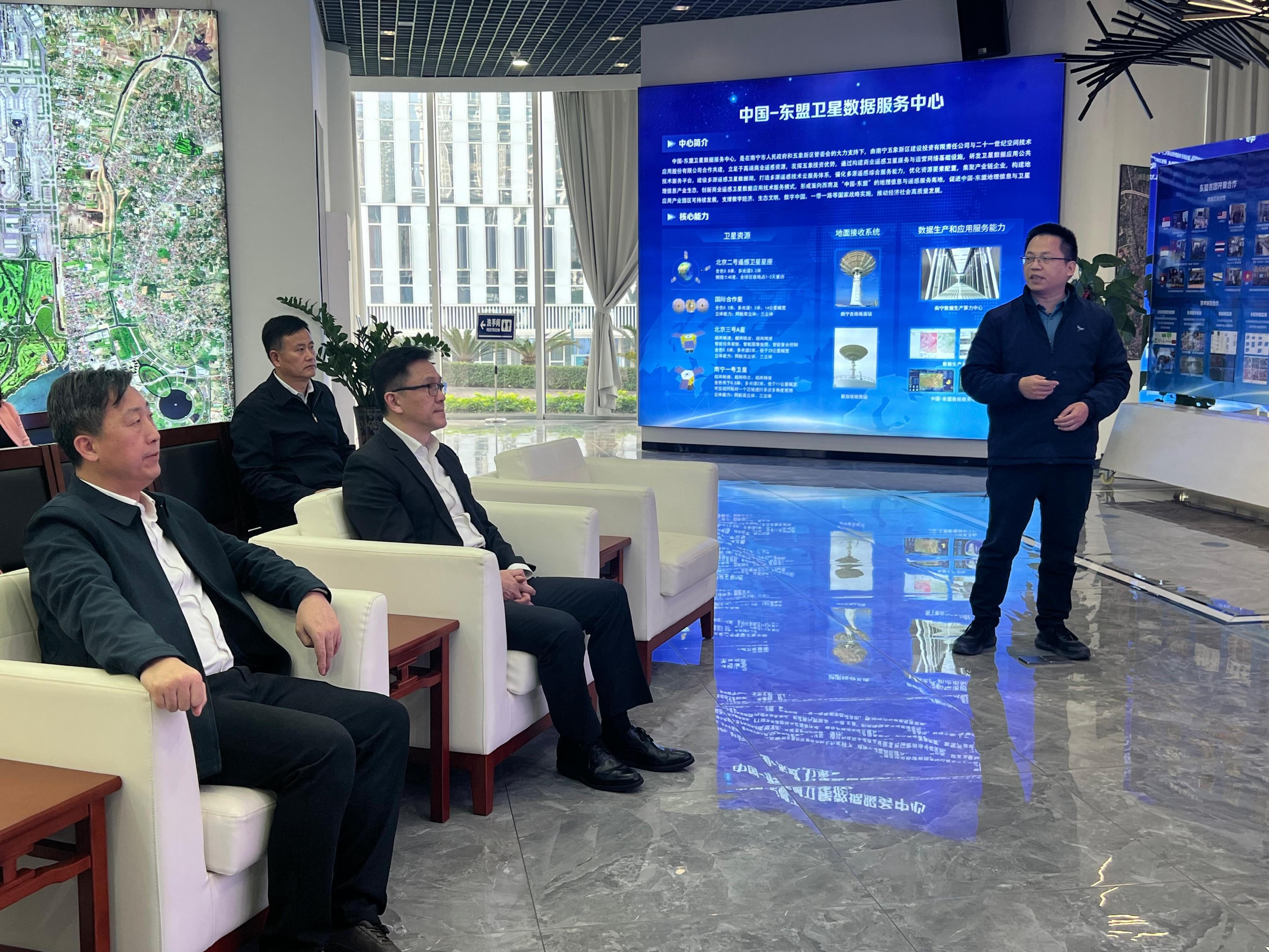 创新科技及工业局局长孙东教授（左二）今日（一月十四日）在广西到访中国—东盟地理信息小镇。

                