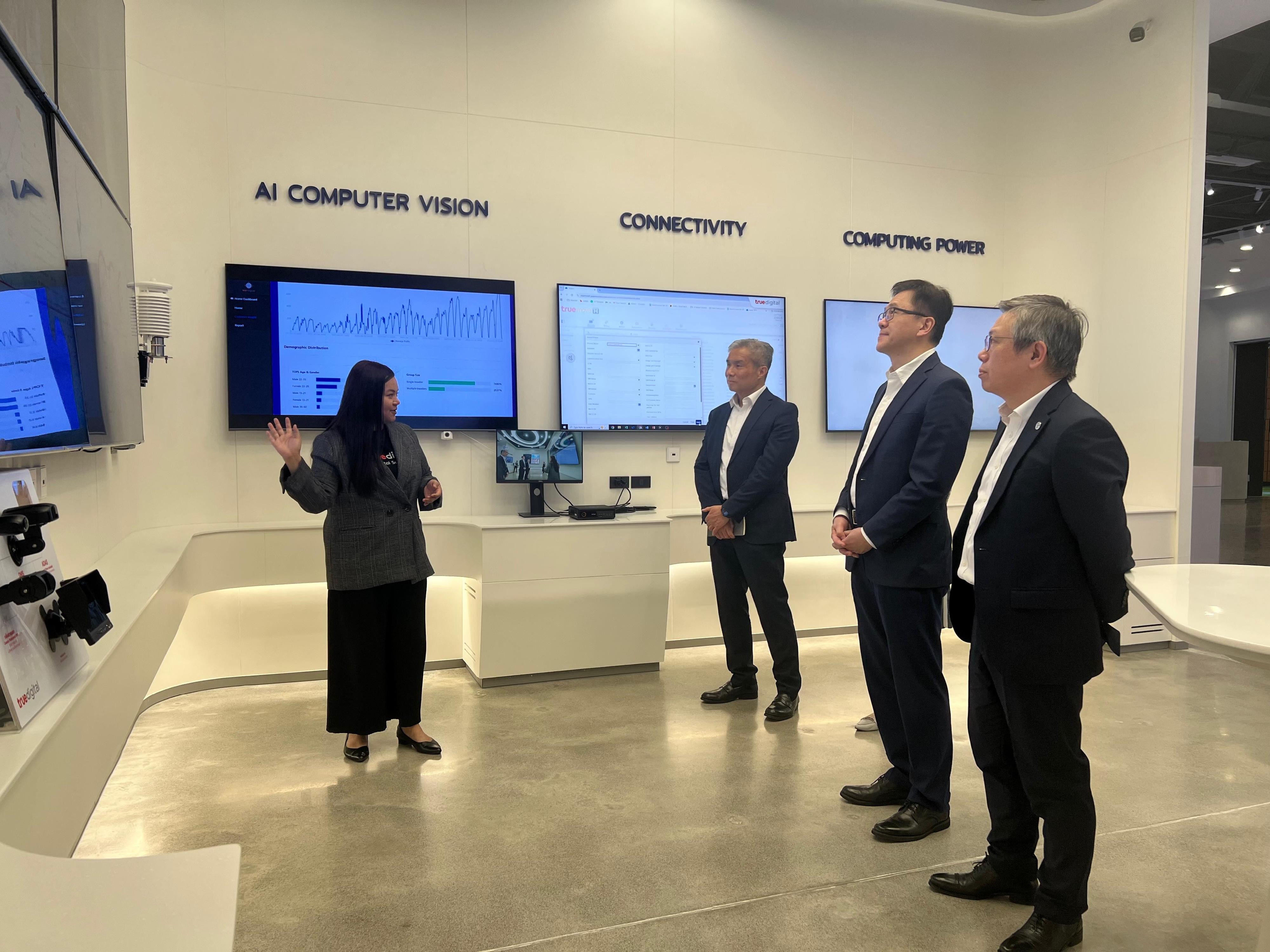 創新科技及工業局局長孫東教授（右二）昨日（一月二十七日）下午在曼谷考察True集團旗下的True數字園區，了解園區在推動創科企業成長與技術落地的模式。旁為香港科技園公司行政總裁黃秉修（右一）及港深創新及科技園有限公司行政總裁馬惟善（左二）。