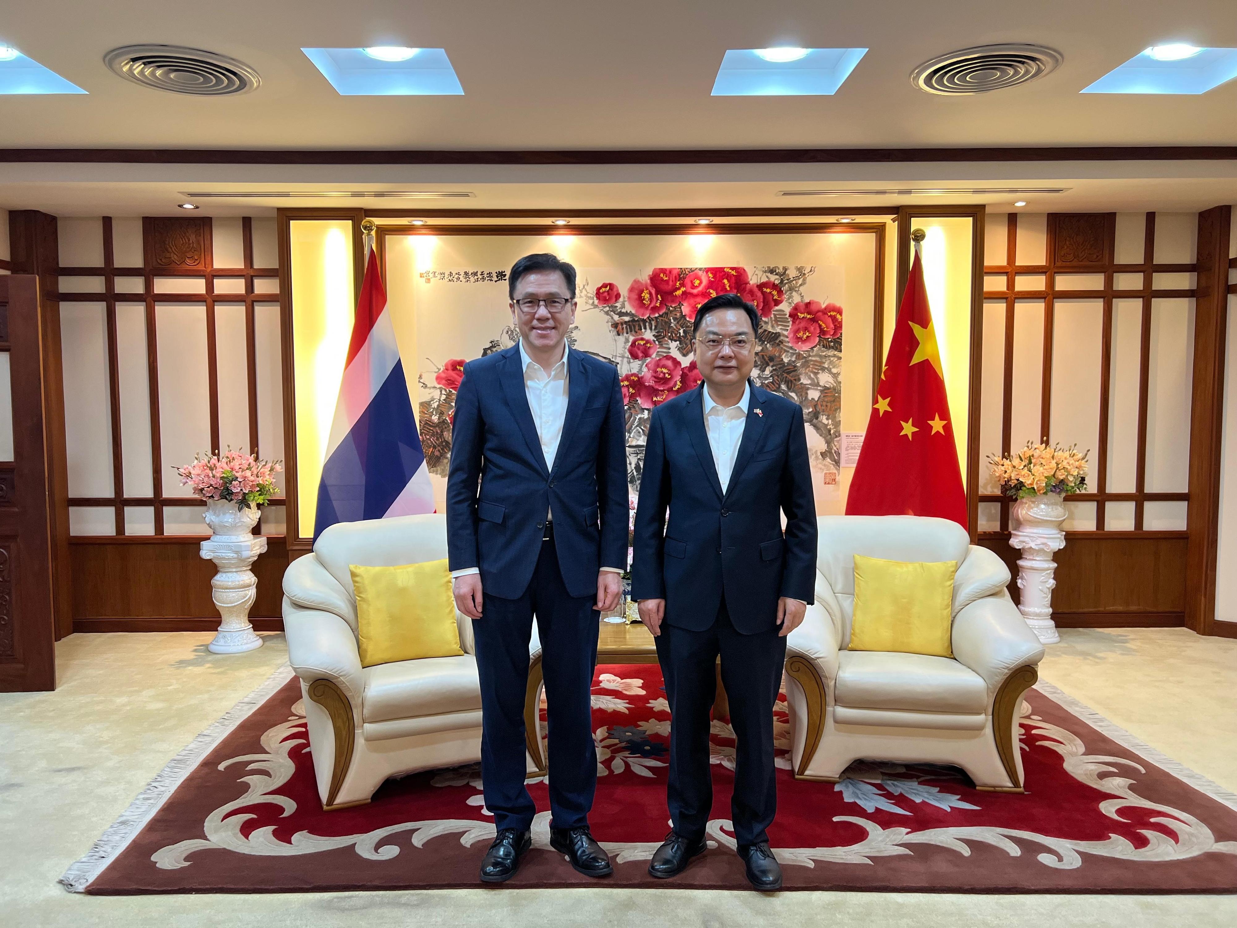 創新科技及工業局局長孫東教授（左）昨日（一月二十七日）在曼谷拜會中國駐泰國大使張建衛（右），介紹香港特別行政區政府在推動創科、新興產業及數字經濟等的部署，並就進一步加強香港與泰國在創科領域的合作交換意見。