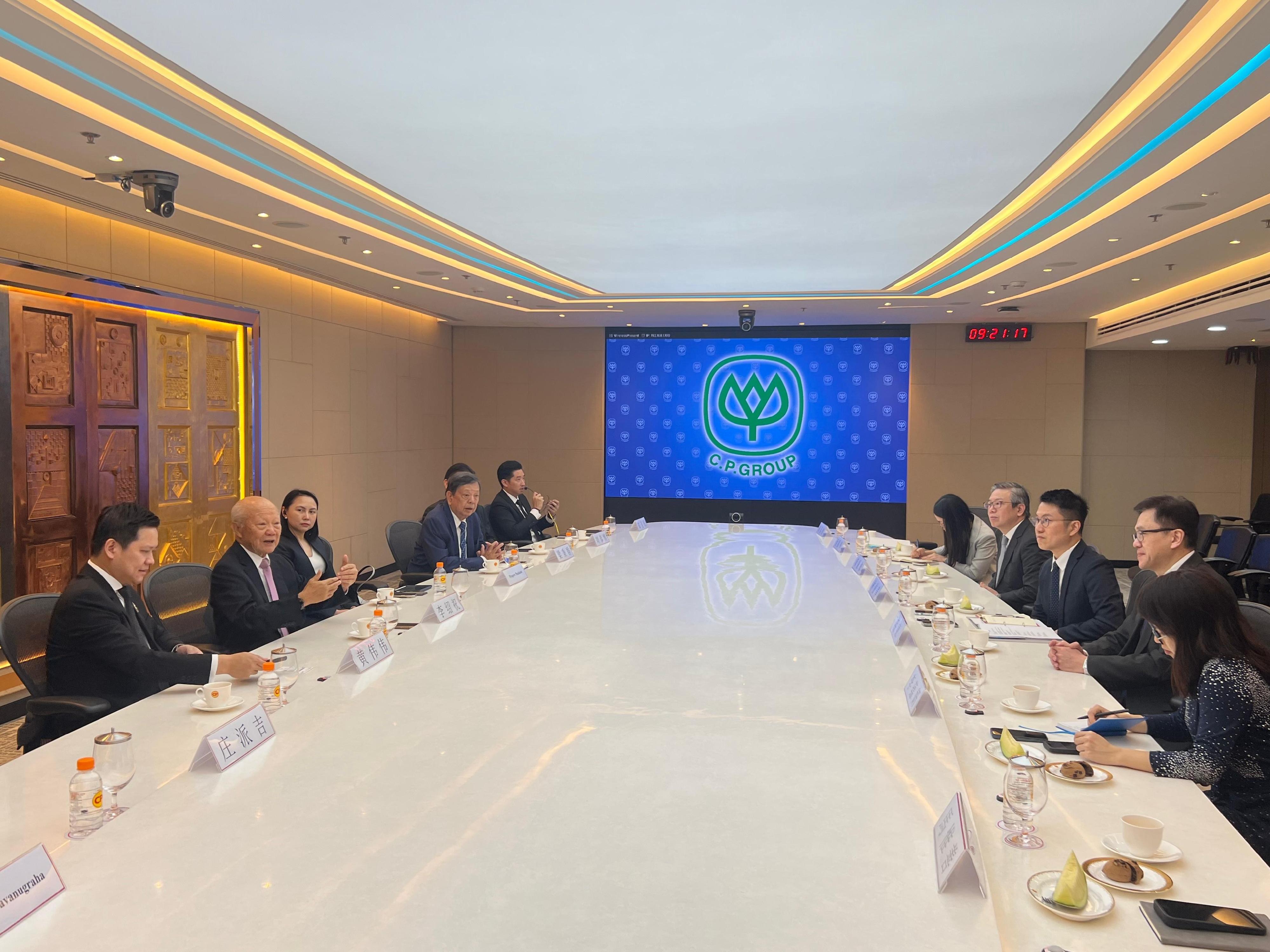 創新科技及工業局局長孫東教授（右二）今日（一月二十八日）在曼谷到訪以泰國為基地、業務組合高度多元化的綜合企業——正大集團，與集團管理層進行會談。香港科技園公司行政總裁黃秉修（右四）亦有出席。